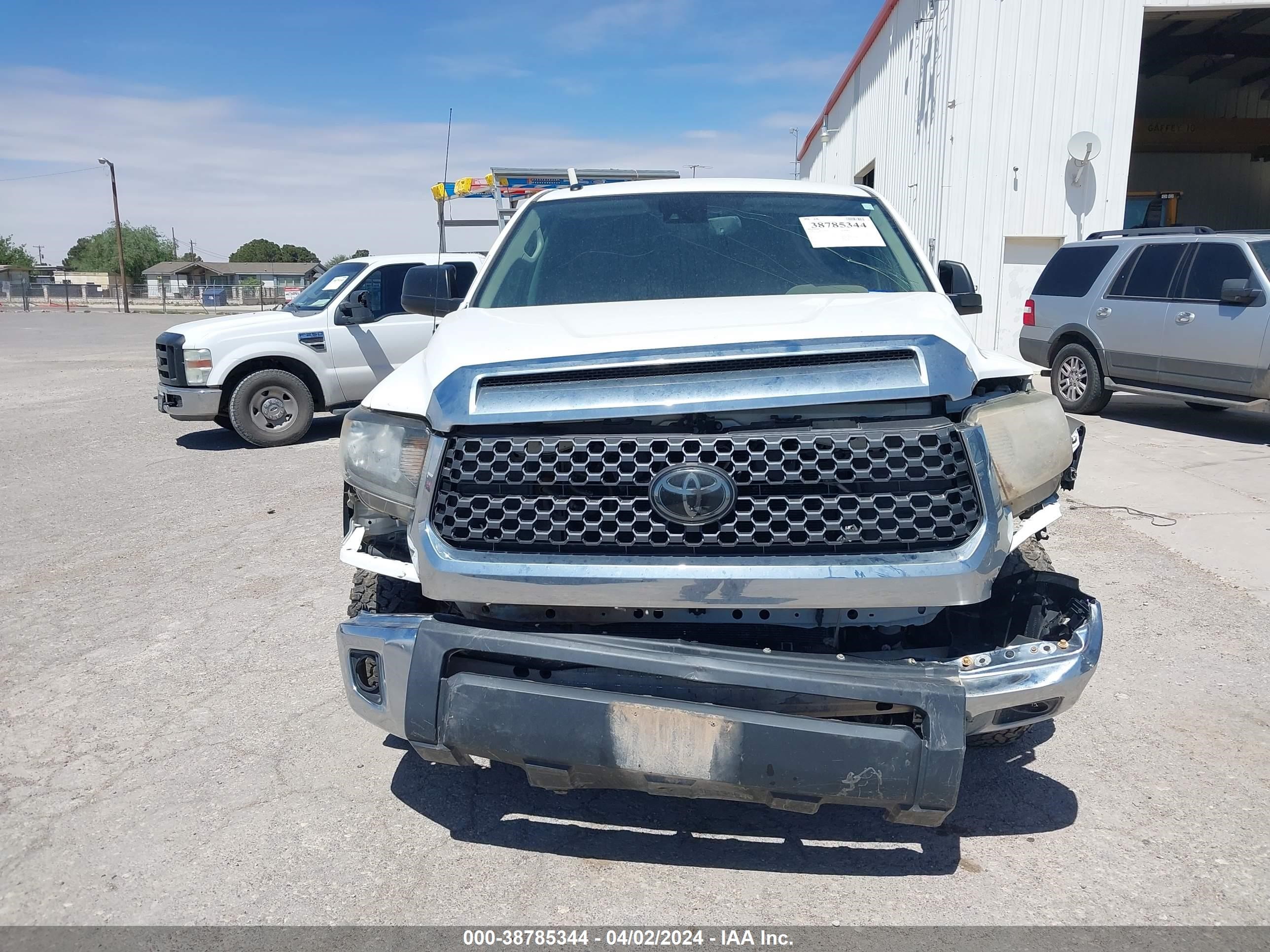 Photo 11 VIN: 5TFDW5F17JX767706 - TOYOTA TUNDRA 