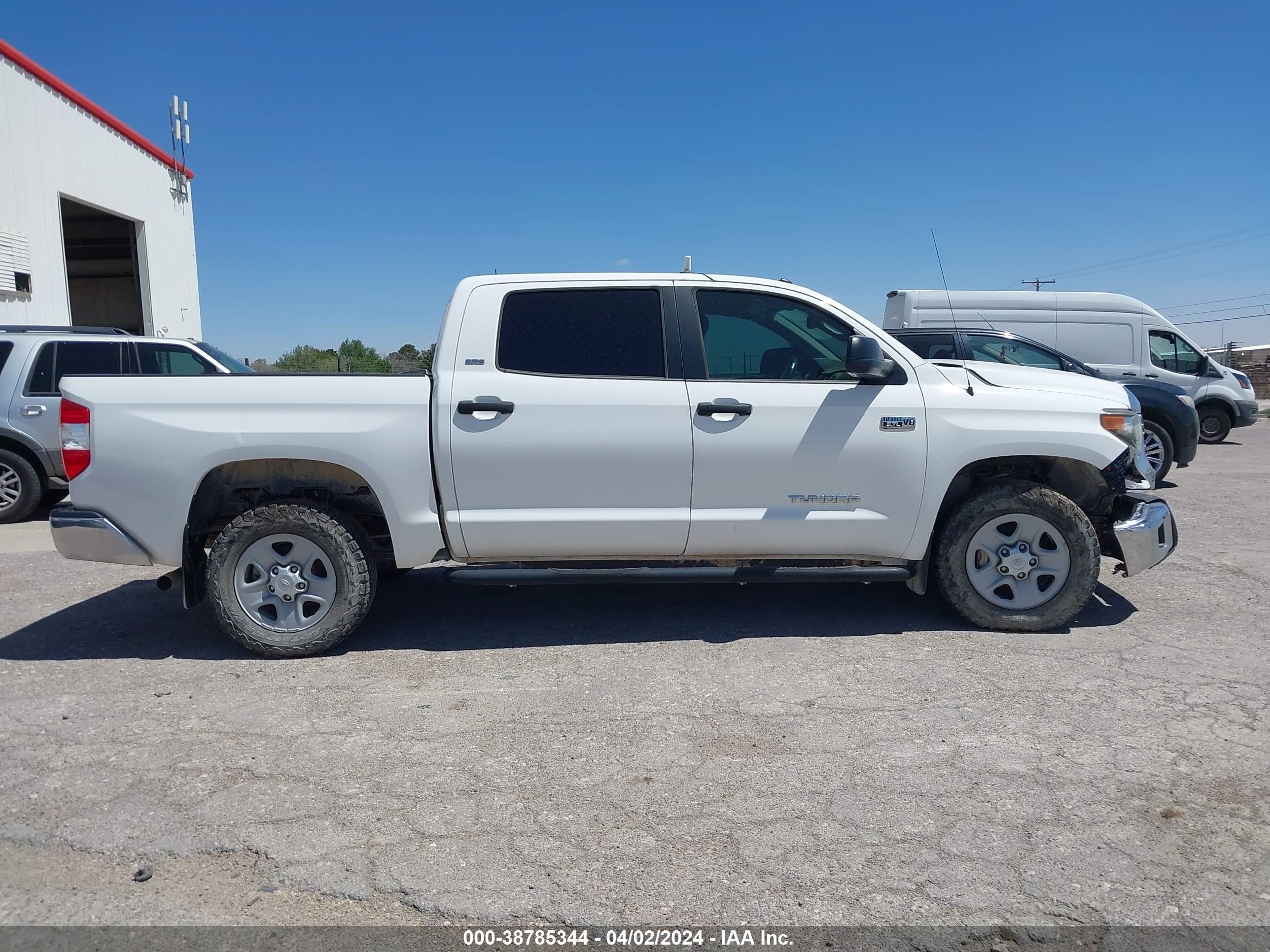 Photo 12 VIN: 5TFDW5F17JX767706 - TOYOTA TUNDRA 