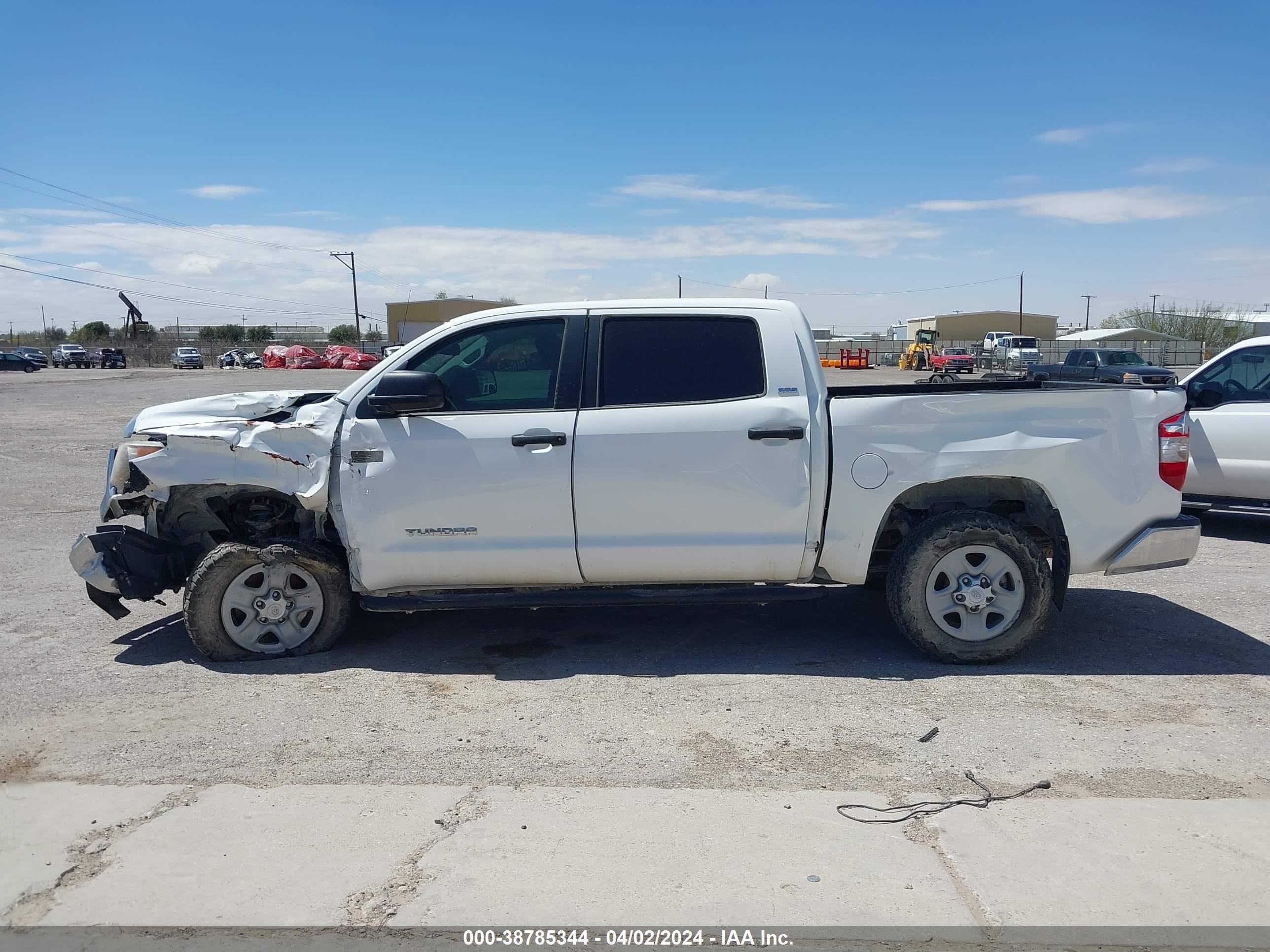 Photo 13 VIN: 5TFDW5F17JX767706 - TOYOTA TUNDRA 