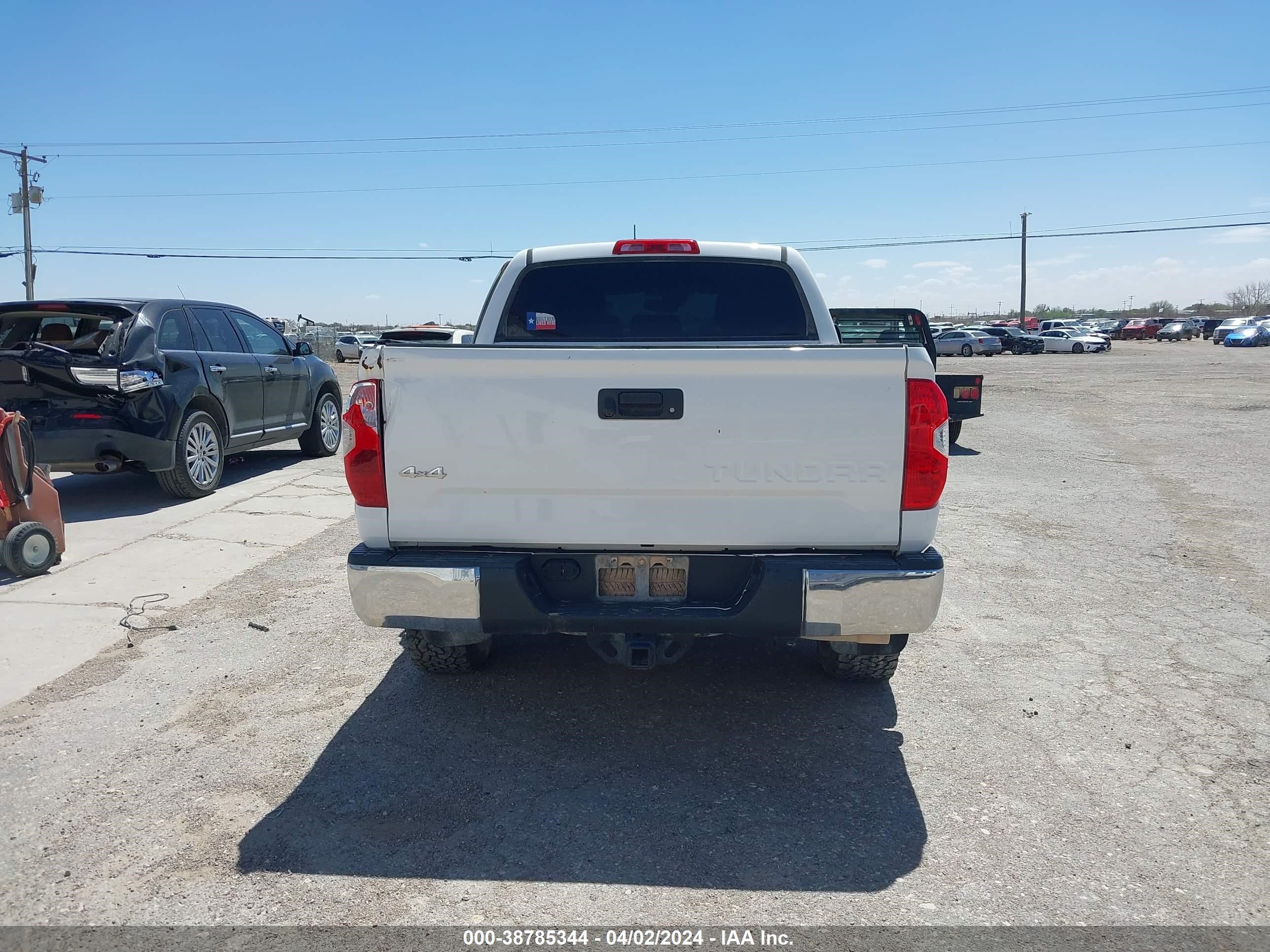 Photo 15 VIN: 5TFDW5F17JX767706 - TOYOTA TUNDRA 