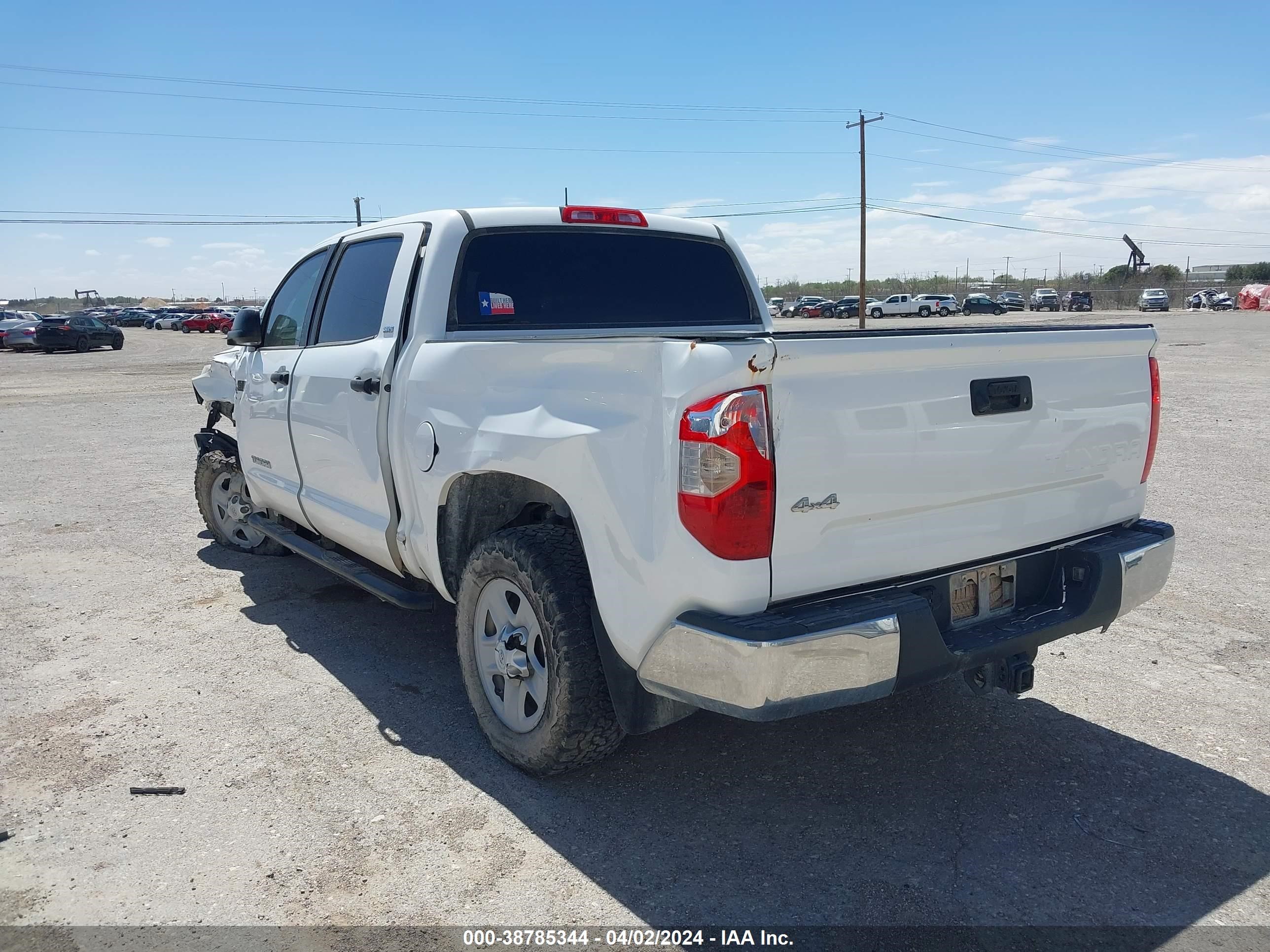 Photo 2 VIN: 5TFDW5F17JX767706 - TOYOTA TUNDRA 