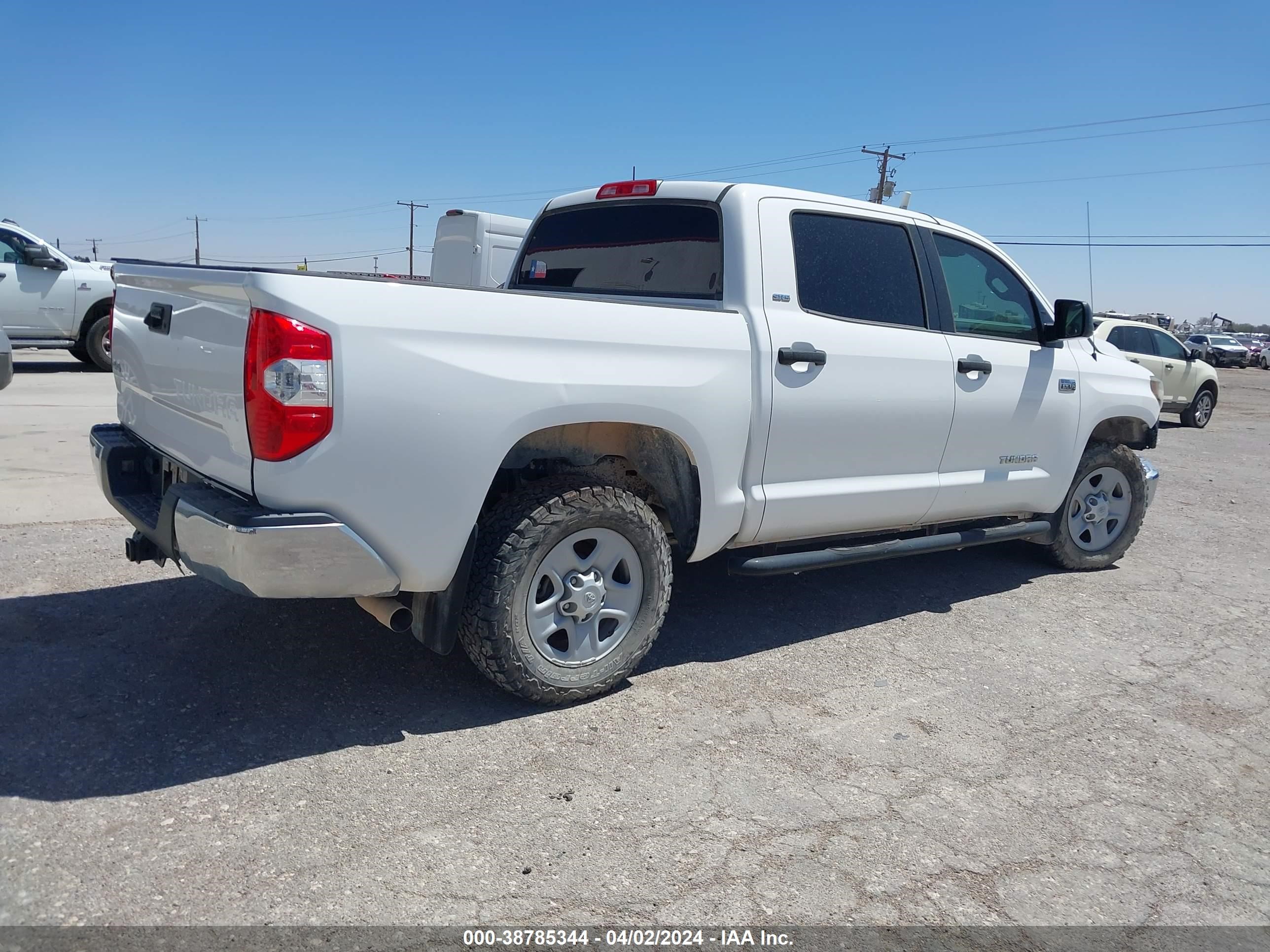 Photo 3 VIN: 5TFDW5F17JX767706 - TOYOTA TUNDRA 