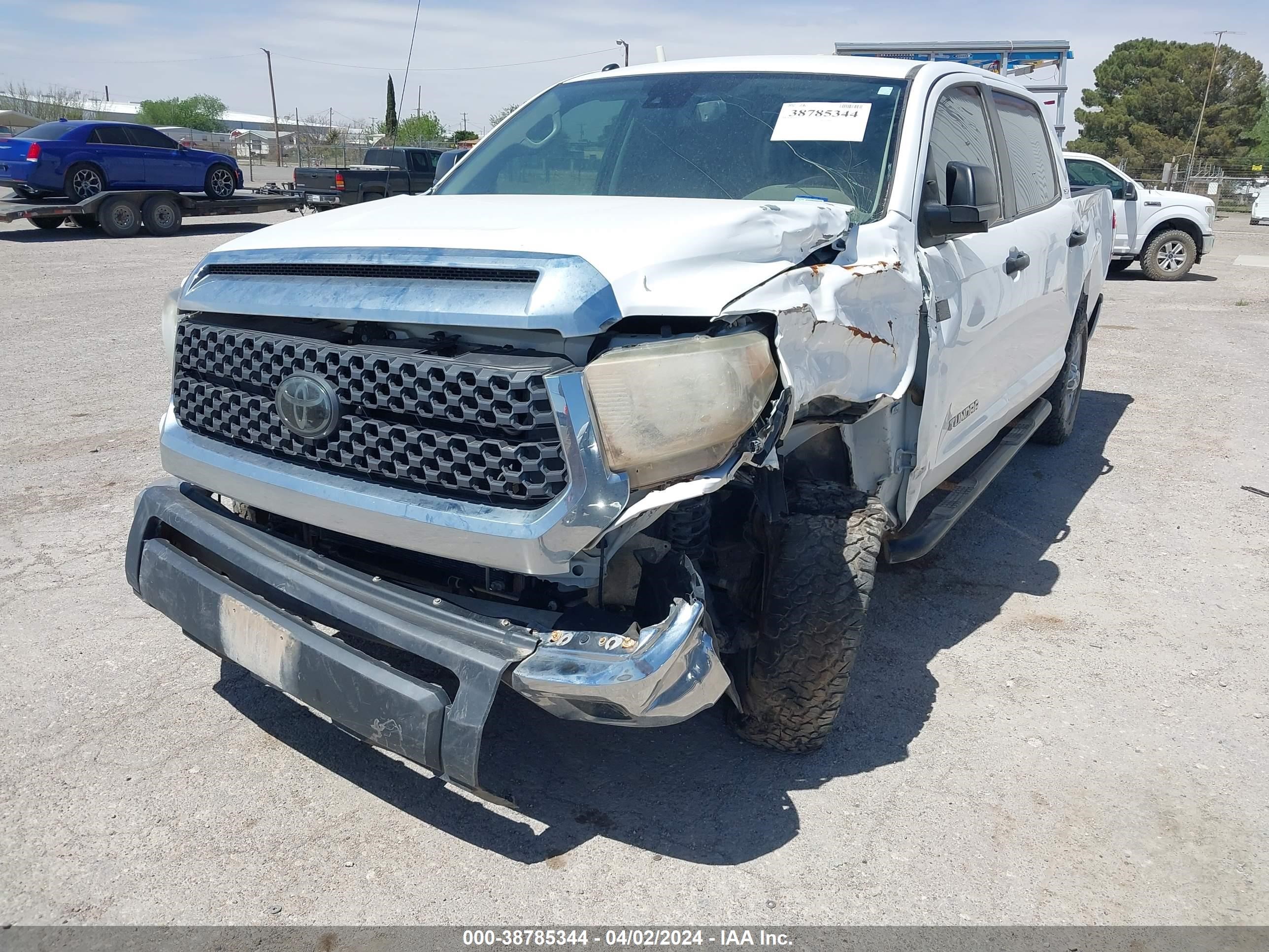 Photo 5 VIN: 5TFDW5F17JX767706 - TOYOTA TUNDRA 