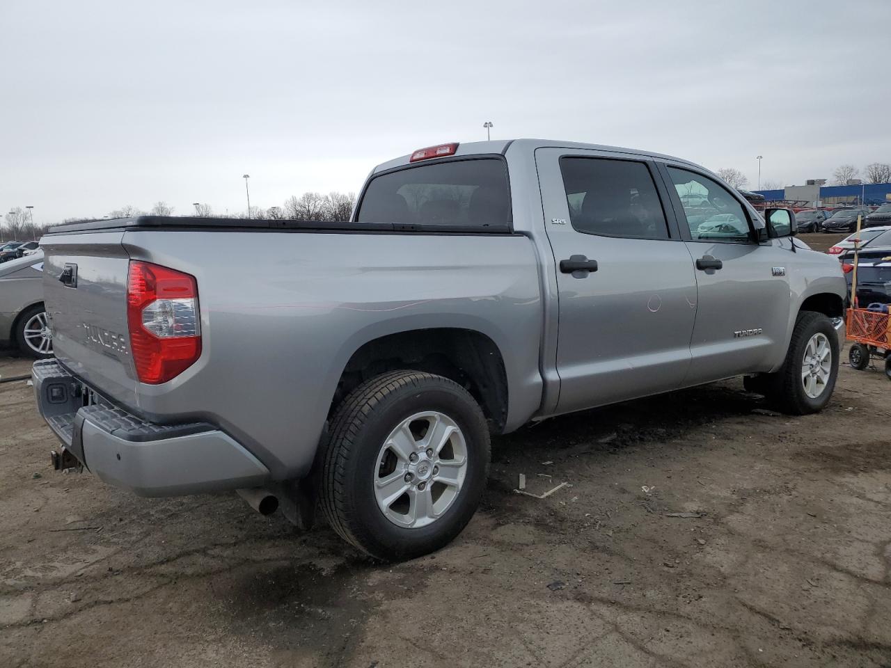 Photo 2 VIN: 5TFDW5F17JX775126 - TOYOTA TUNDRA 