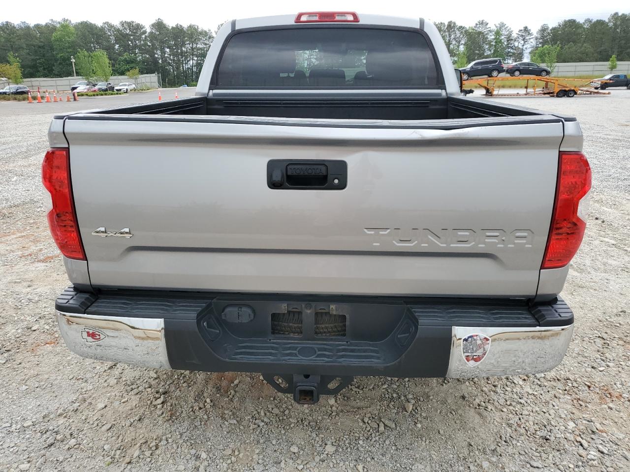 Photo 5 VIN: 5TFDW5F17KX810975 - TOYOTA TUNDRA 