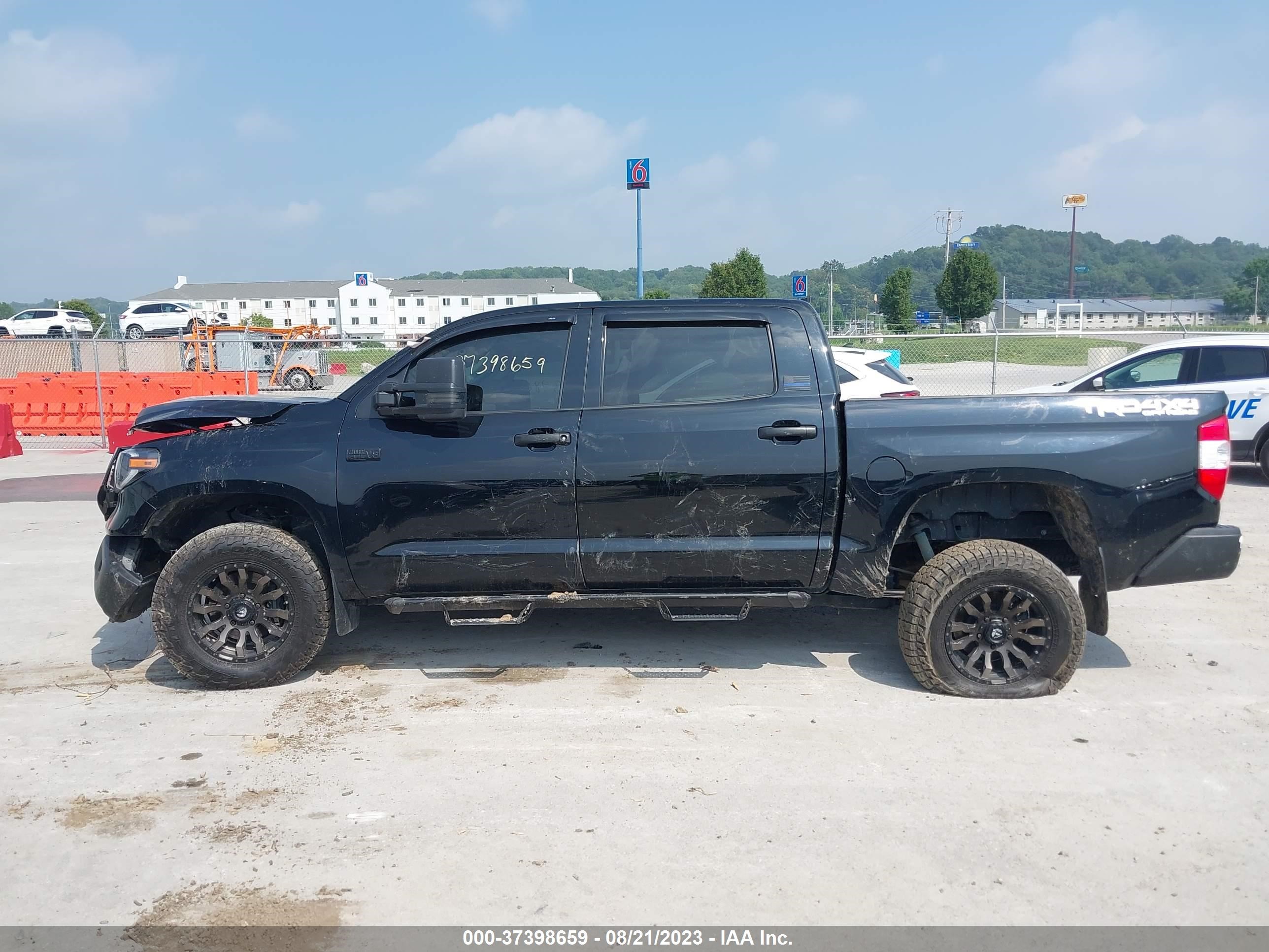 Photo 13 VIN: 5TFDW5F17KX836797 - TOYOTA TUNDRA 