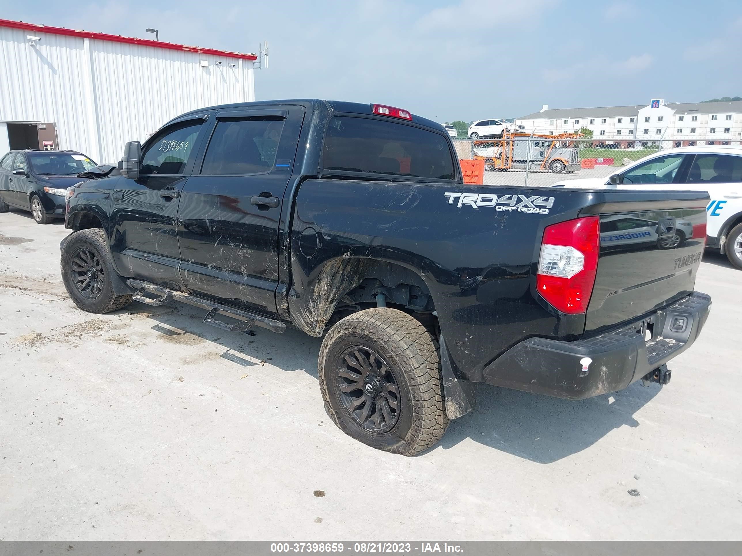 Photo 2 VIN: 5TFDW5F17KX836797 - TOYOTA TUNDRA 