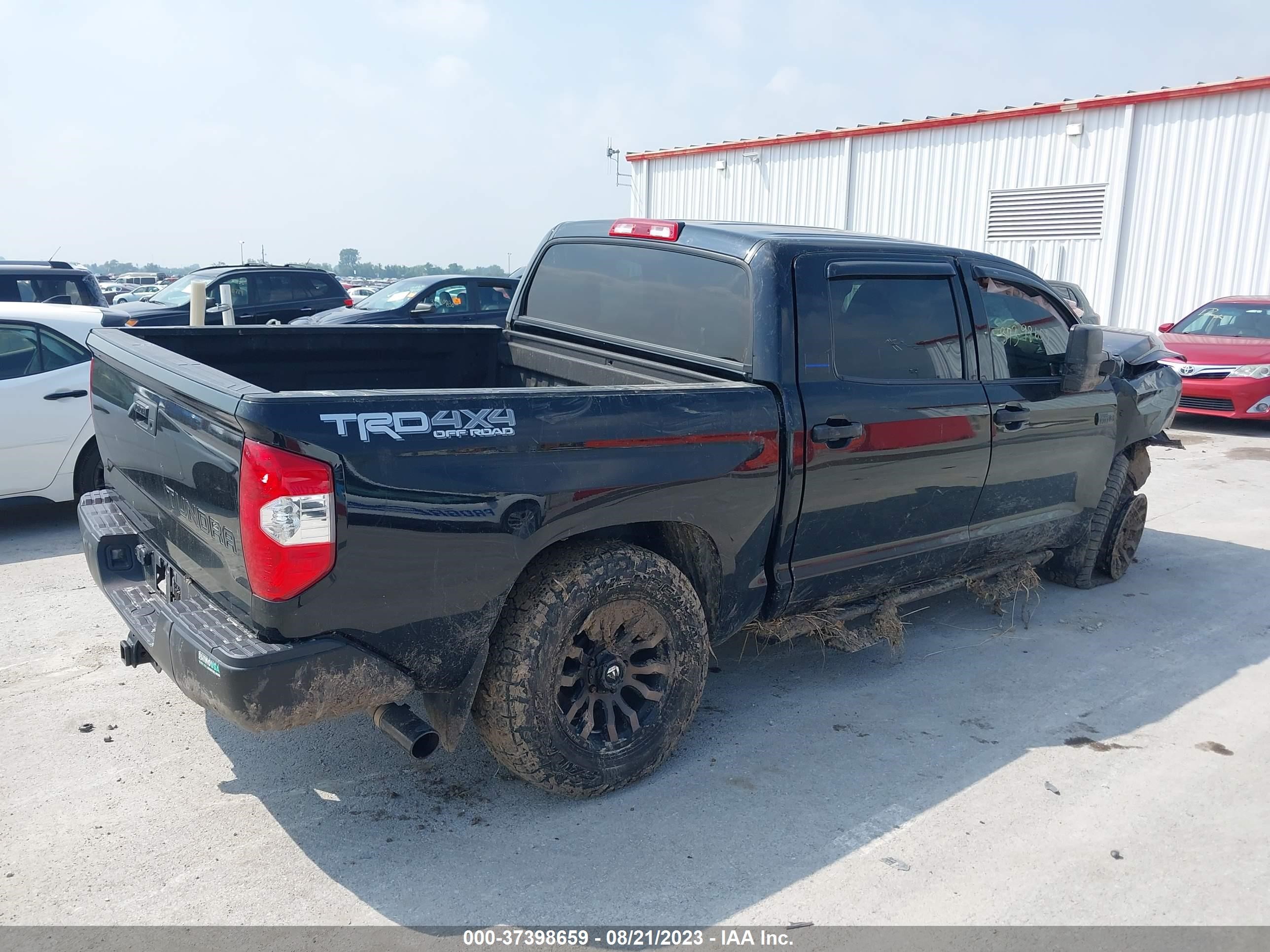 Photo 3 VIN: 5TFDW5F17KX836797 - TOYOTA TUNDRA 