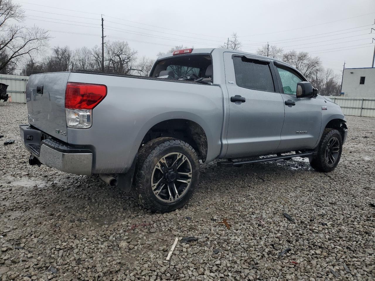 Photo 2 VIN: 5TFDW5F18AX102586 - TOYOTA TUNDRA 