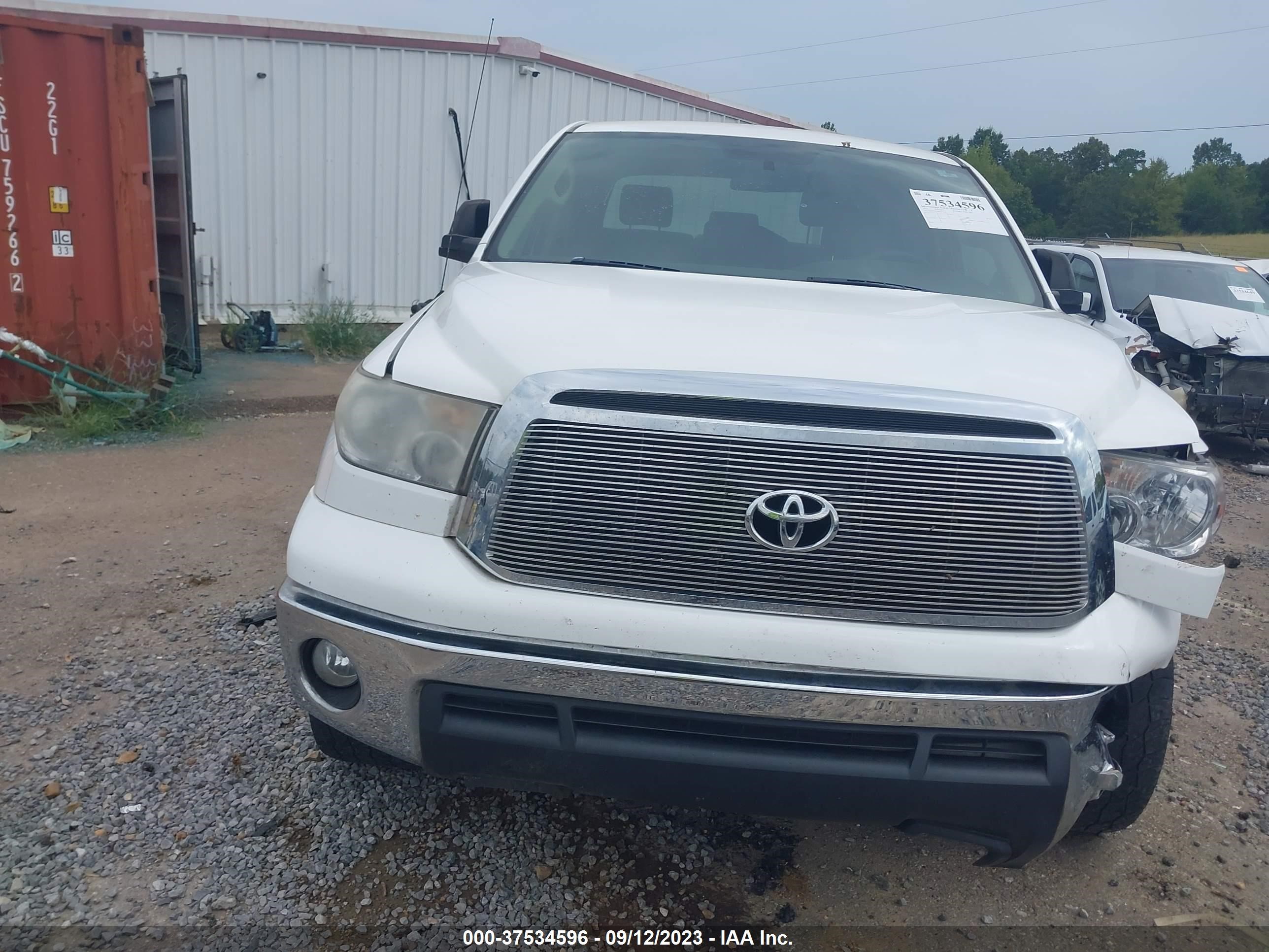 Photo 12 VIN: 5TFDW5F18BX209414 - TOYOTA TUNDRA 