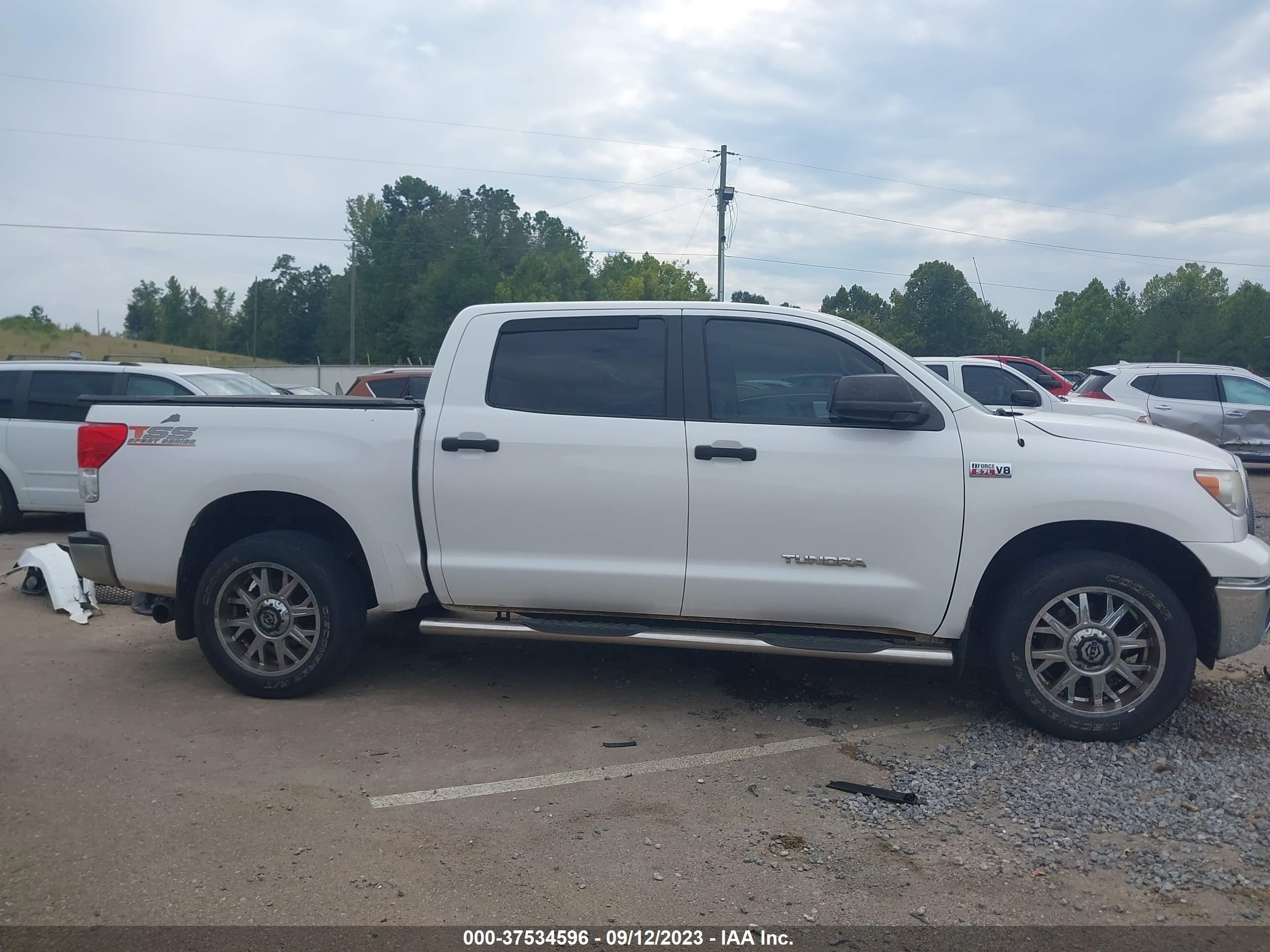 Photo 13 VIN: 5TFDW5F18BX209414 - TOYOTA TUNDRA 