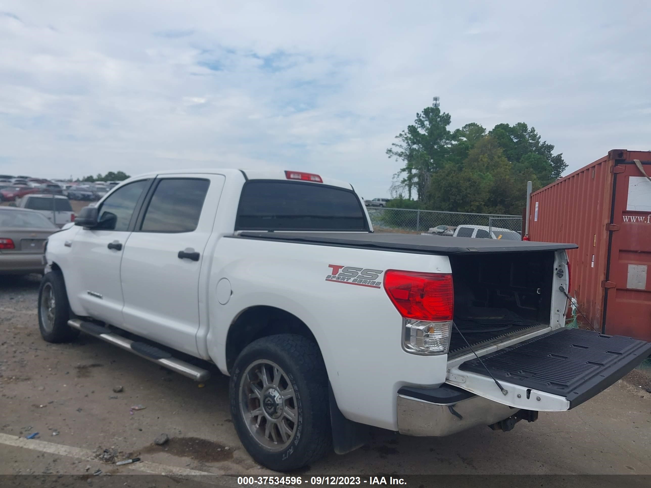 Photo 2 VIN: 5TFDW5F18BX209414 - TOYOTA TUNDRA 