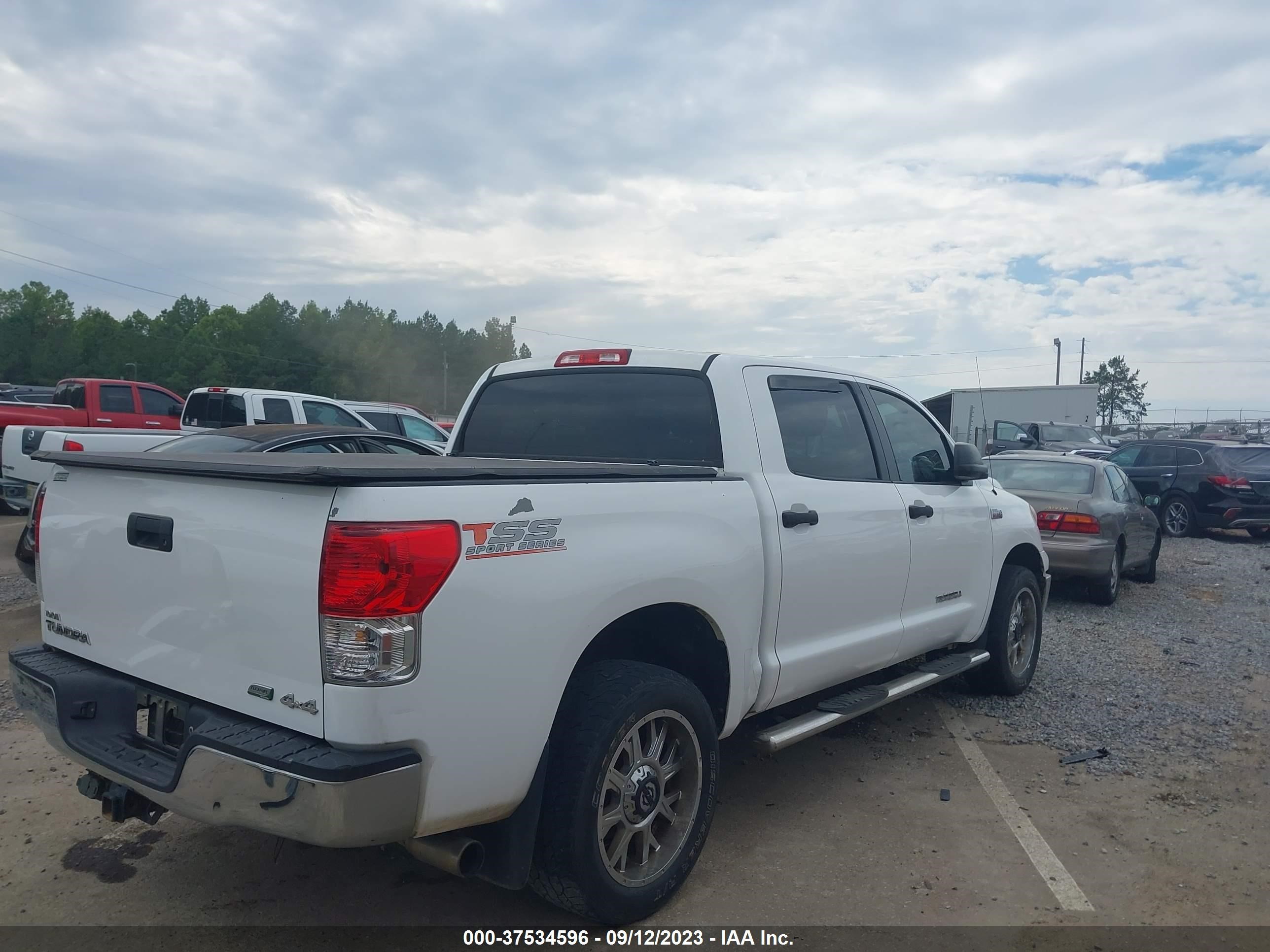 Photo 3 VIN: 5TFDW5F18BX209414 - TOYOTA TUNDRA 