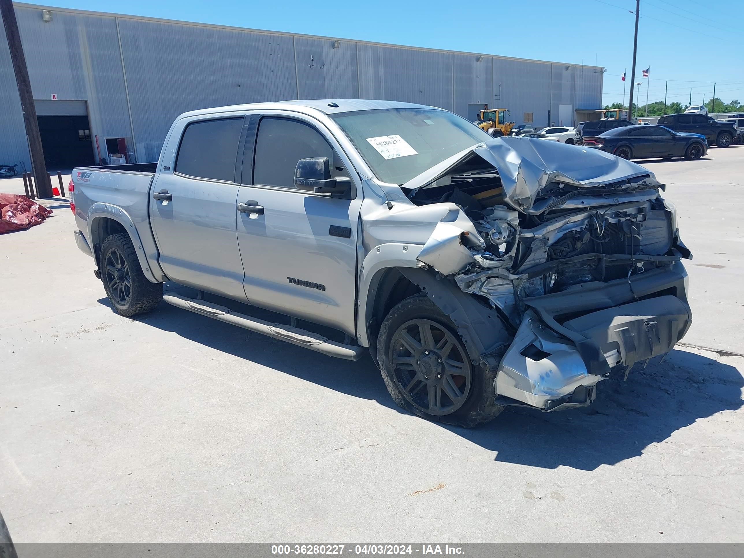 Photo 0 VIN: 5TFDW5F18JX689890 - TOYOTA TUNDRA 