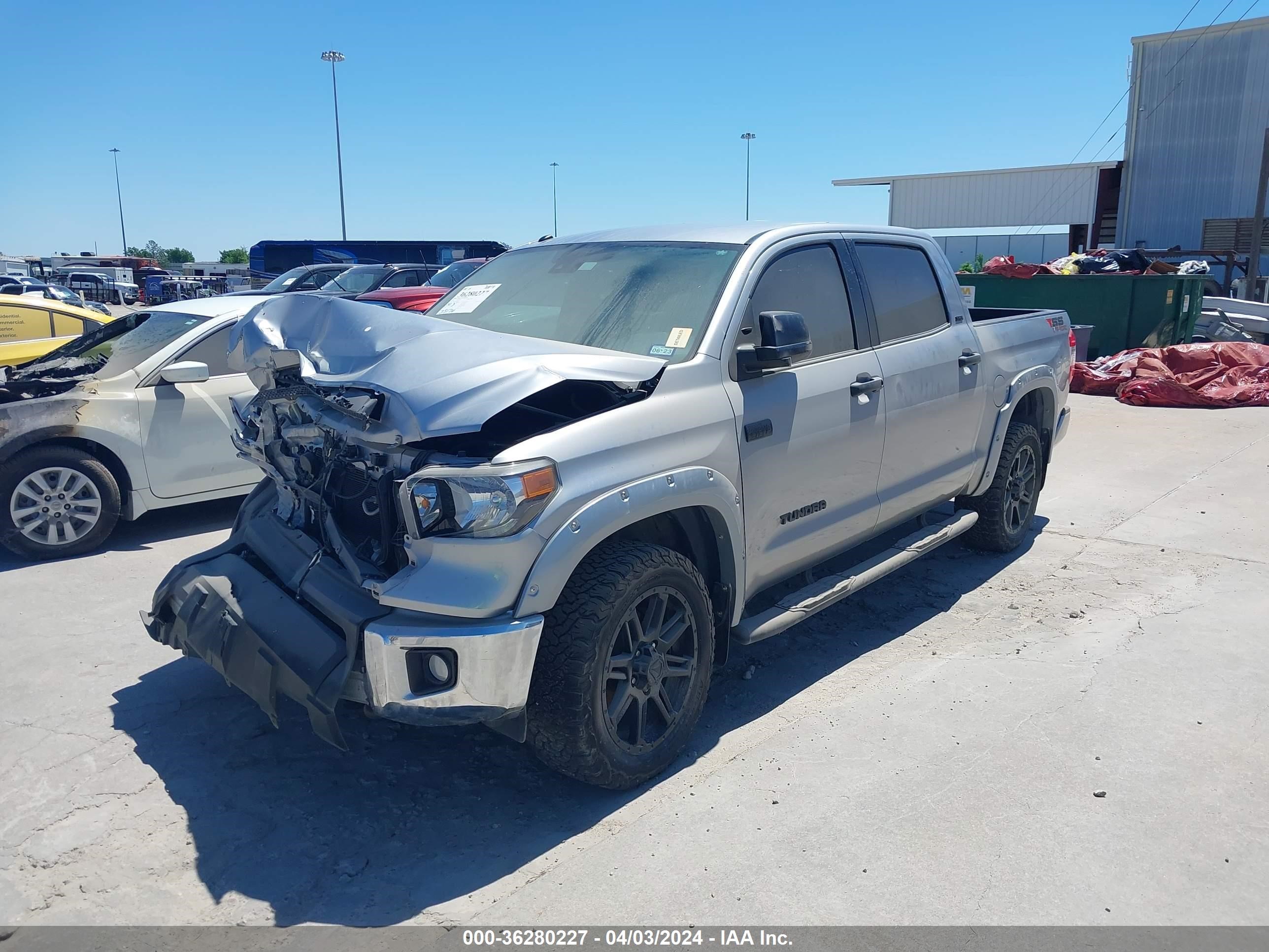 Photo 1 VIN: 5TFDW5F18JX689890 - TOYOTA TUNDRA 