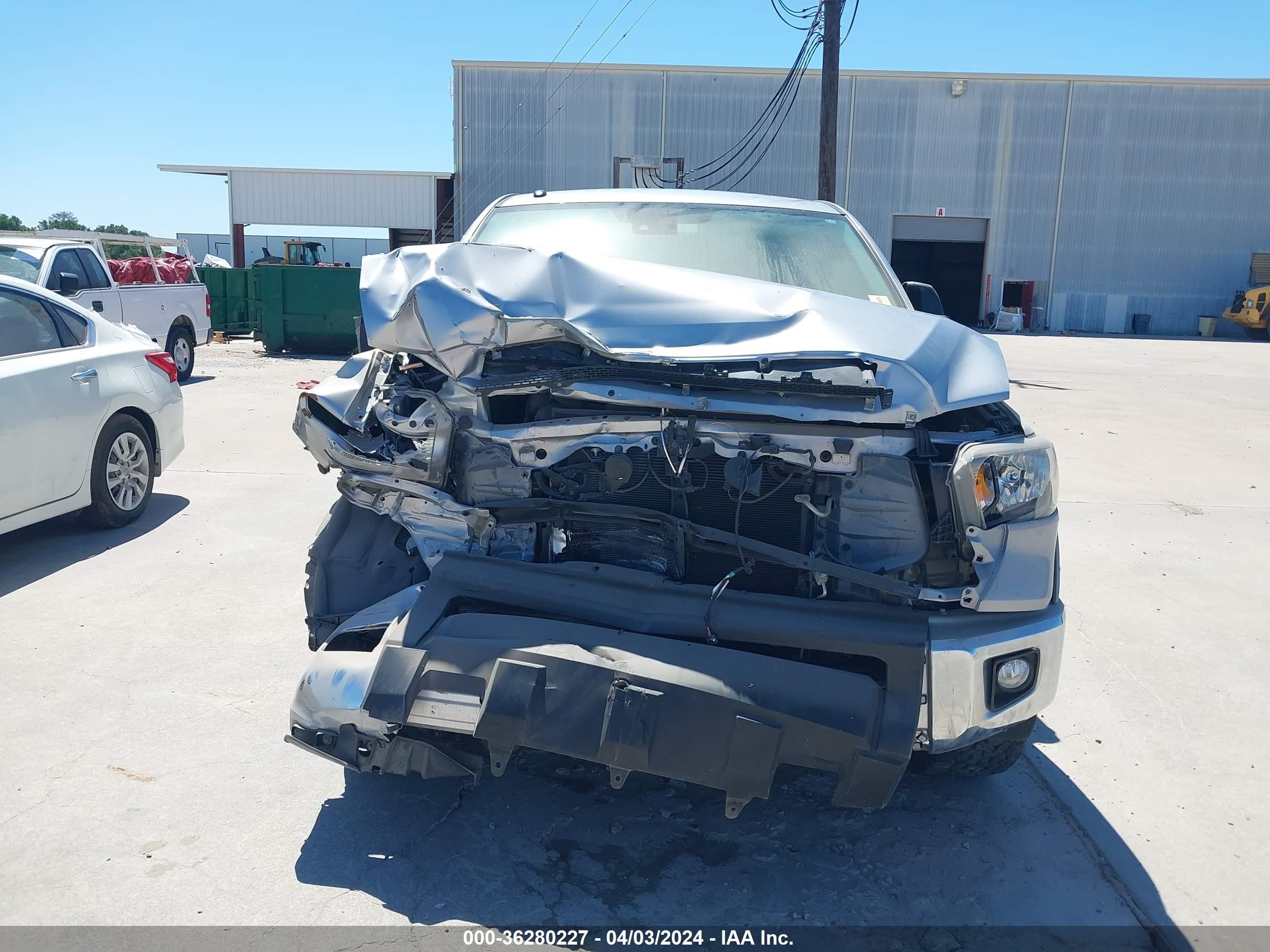 Photo 12 VIN: 5TFDW5F18JX689890 - TOYOTA TUNDRA 