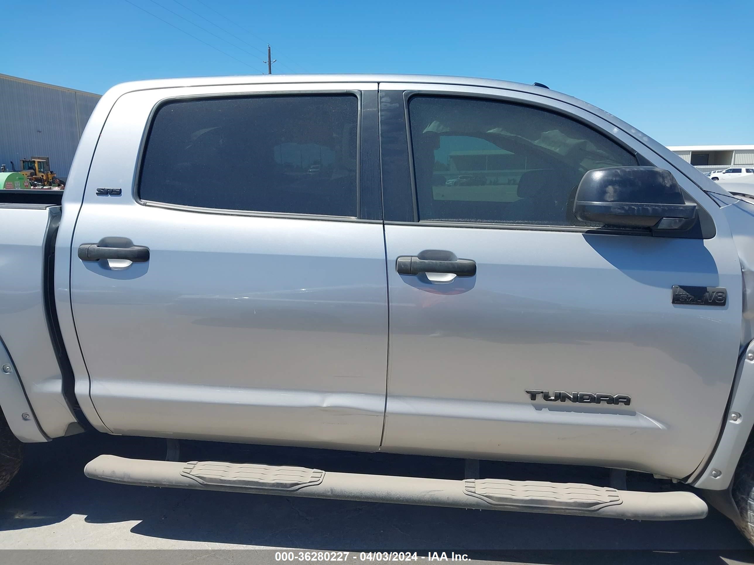 Photo 13 VIN: 5TFDW5F18JX689890 - TOYOTA TUNDRA 