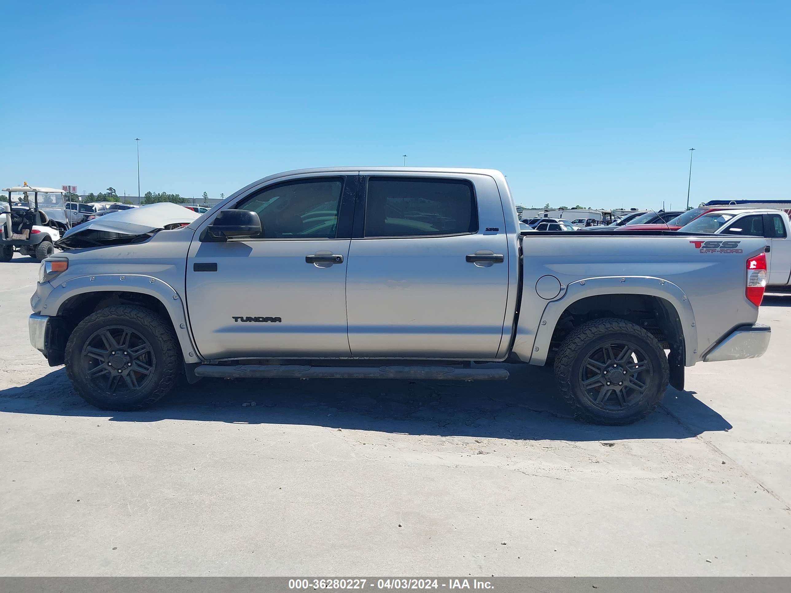 Photo 14 VIN: 5TFDW5F18JX689890 - TOYOTA TUNDRA 