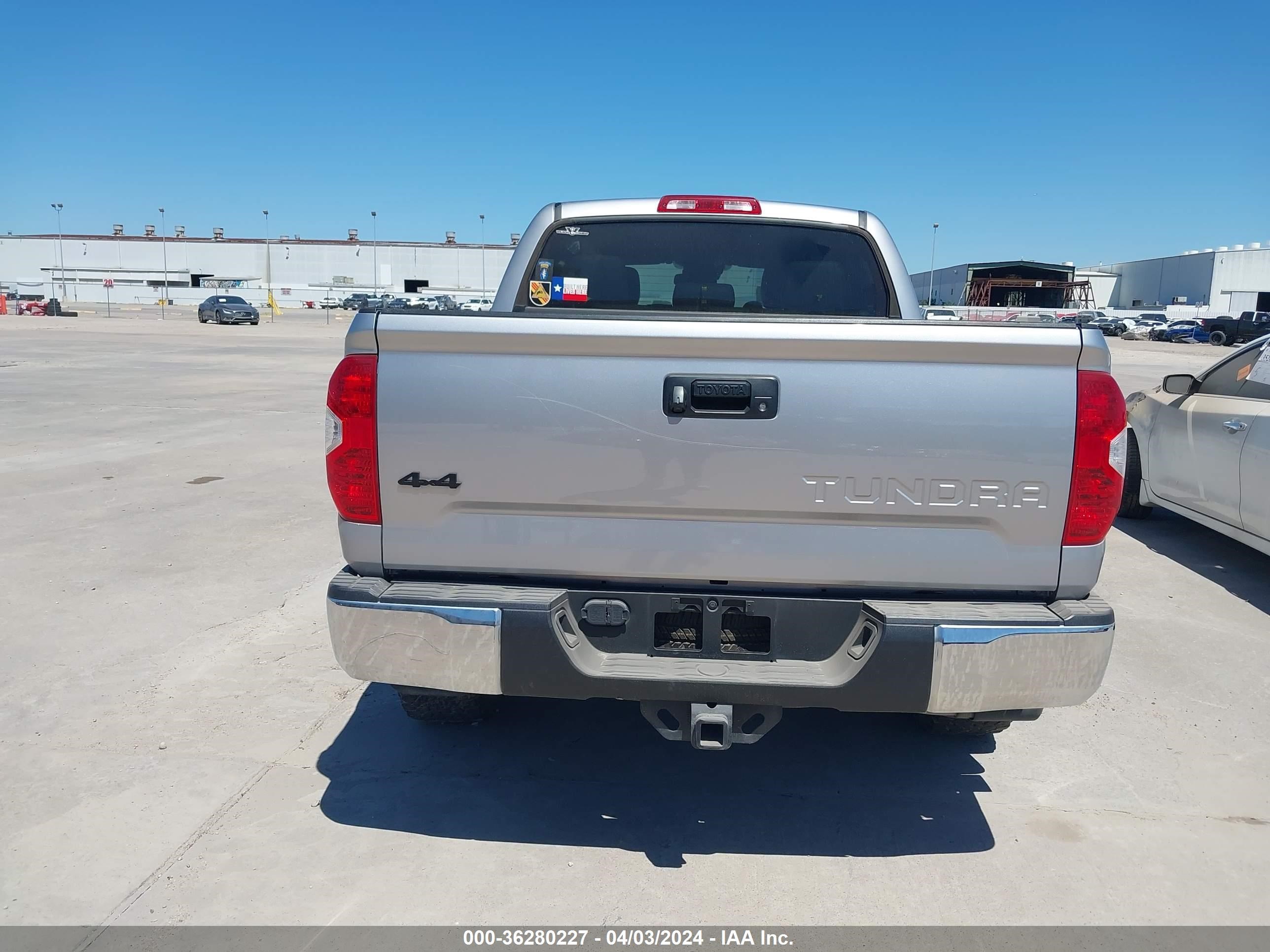 Photo 15 VIN: 5TFDW5F18JX689890 - TOYOTA TUNDRA 