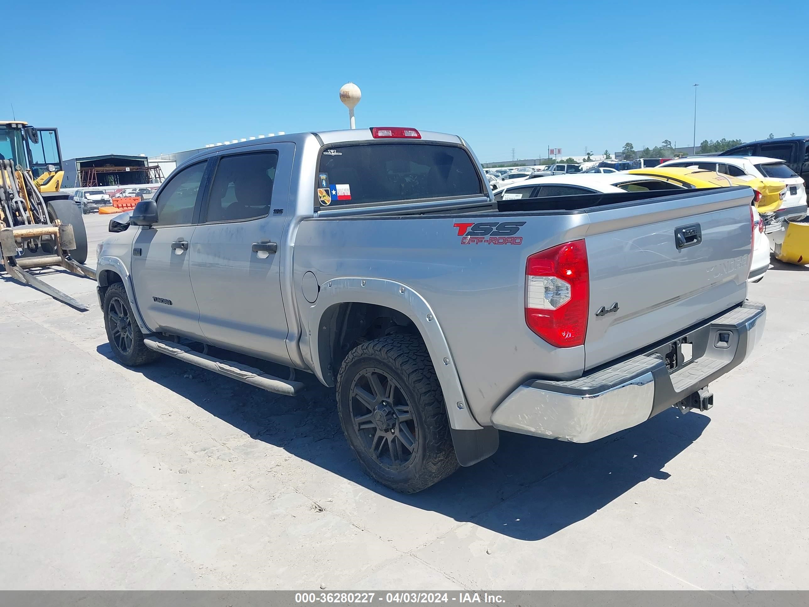 Photo 2 VIN: 5TFDW5F18JX689890 - TOYOTA TUNDRA 