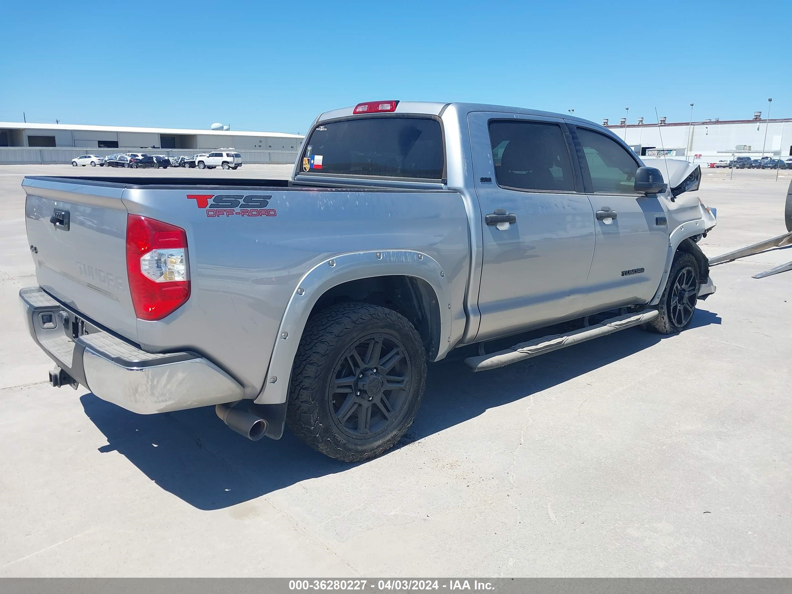 Photo 3 VIN: 5TFDW5F18JX689890 - TOYOTA TUNDRA 