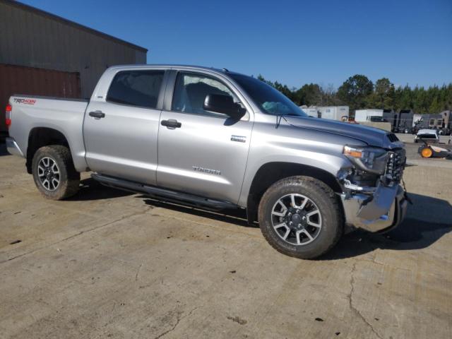 Photo 3 VIN: 5TFDW5F18JX711810 - TOYOTA TUNDRA 