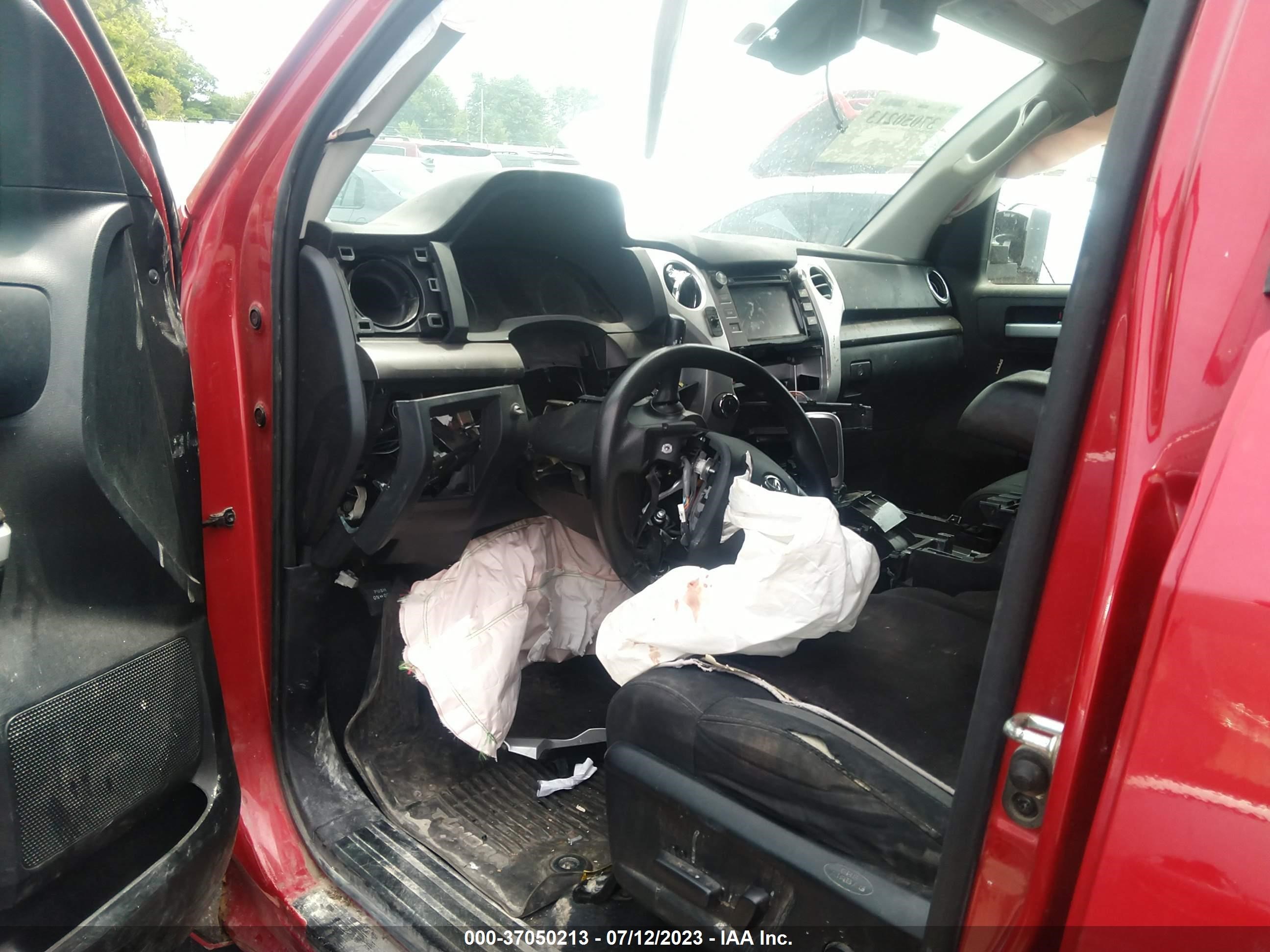 Photo 14 VIN: 5TFDW5F18KX848585 - TOYOTA TUNDRA 