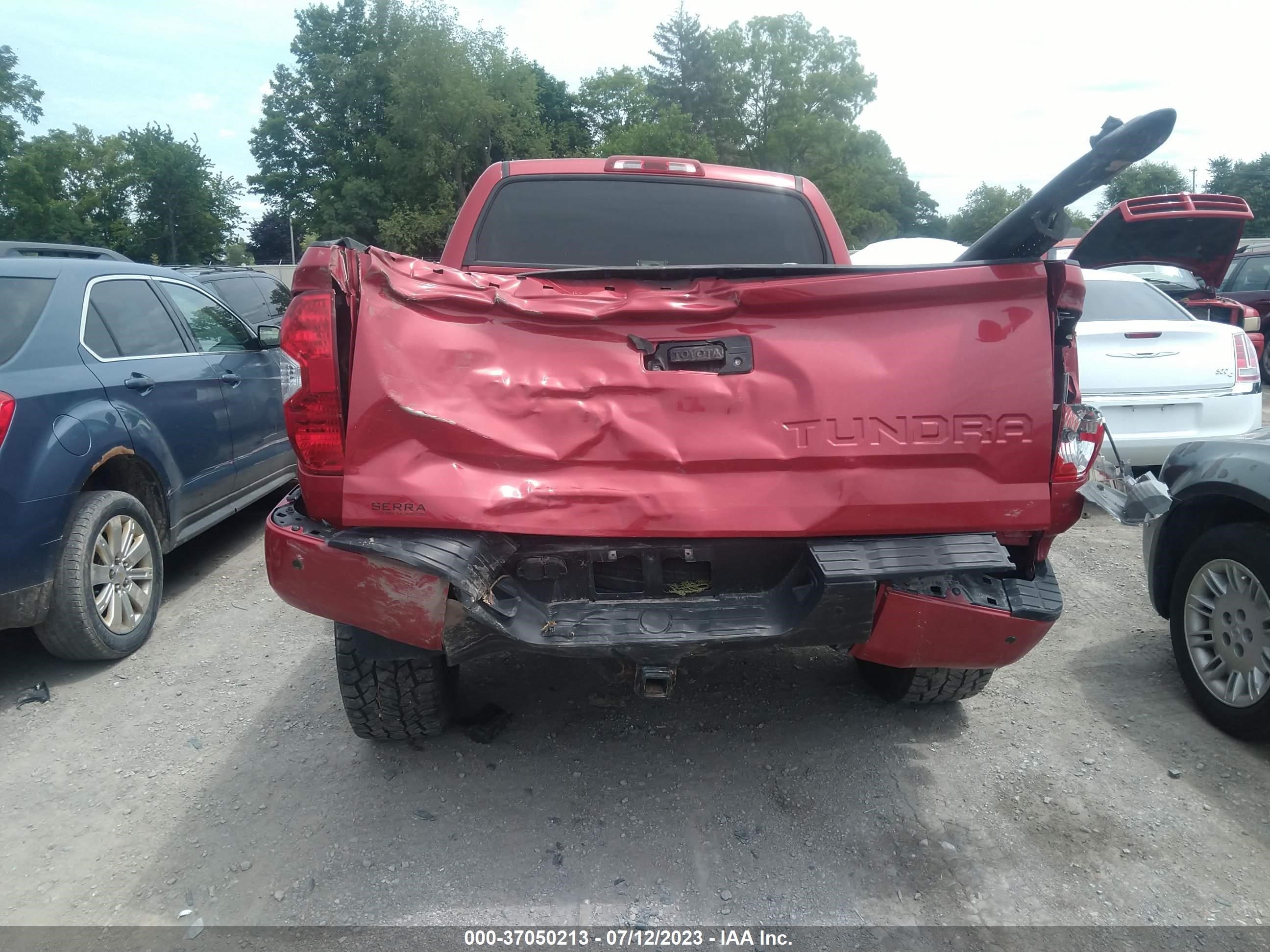 Photo 15 VIN: 5TFDW5F18KX848585 - TOYOTA TUNDRA 