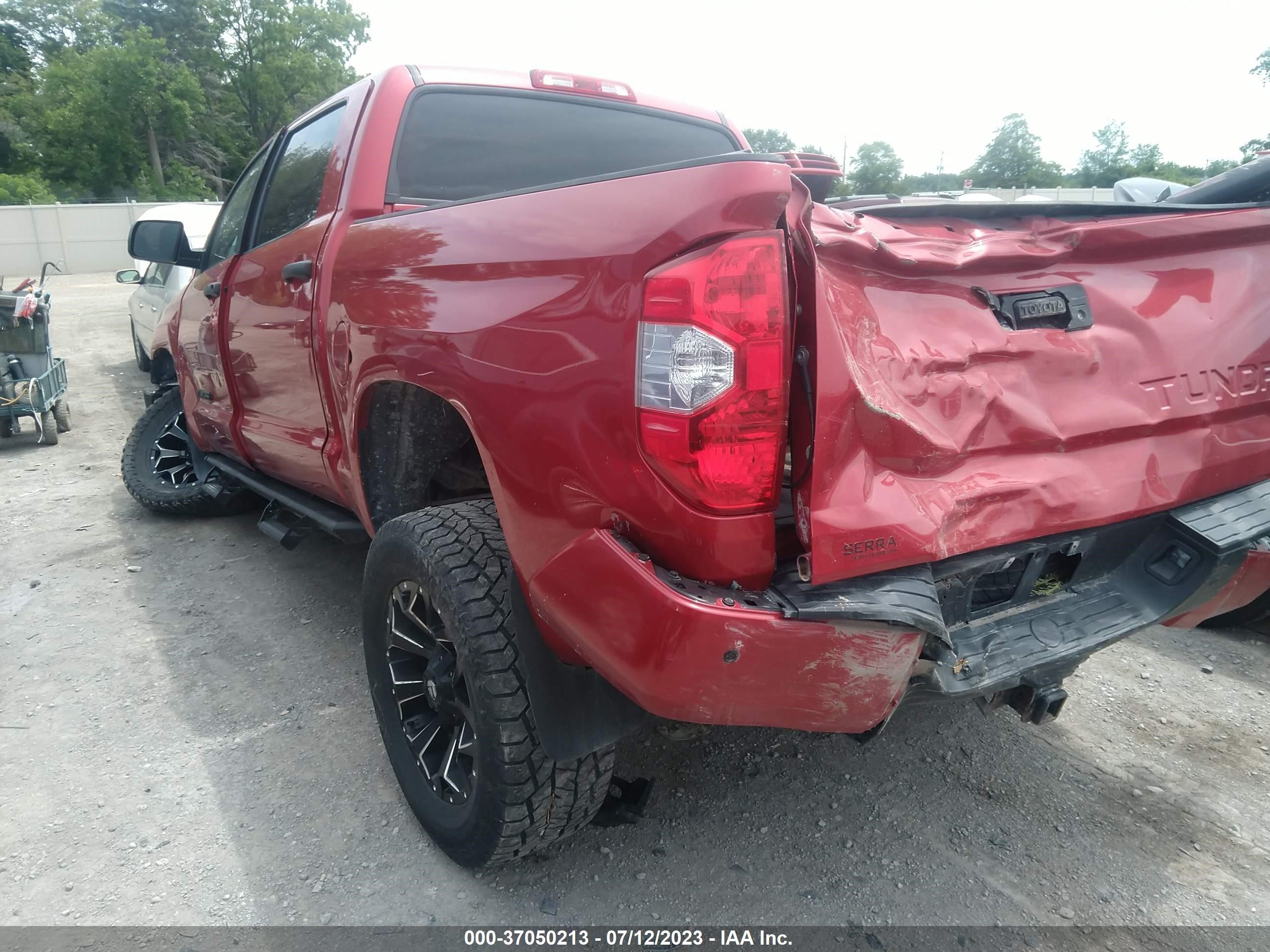 Photo 2 VIN: 5TFDW5F18KX848585 - TOYOTA TUNDRA 