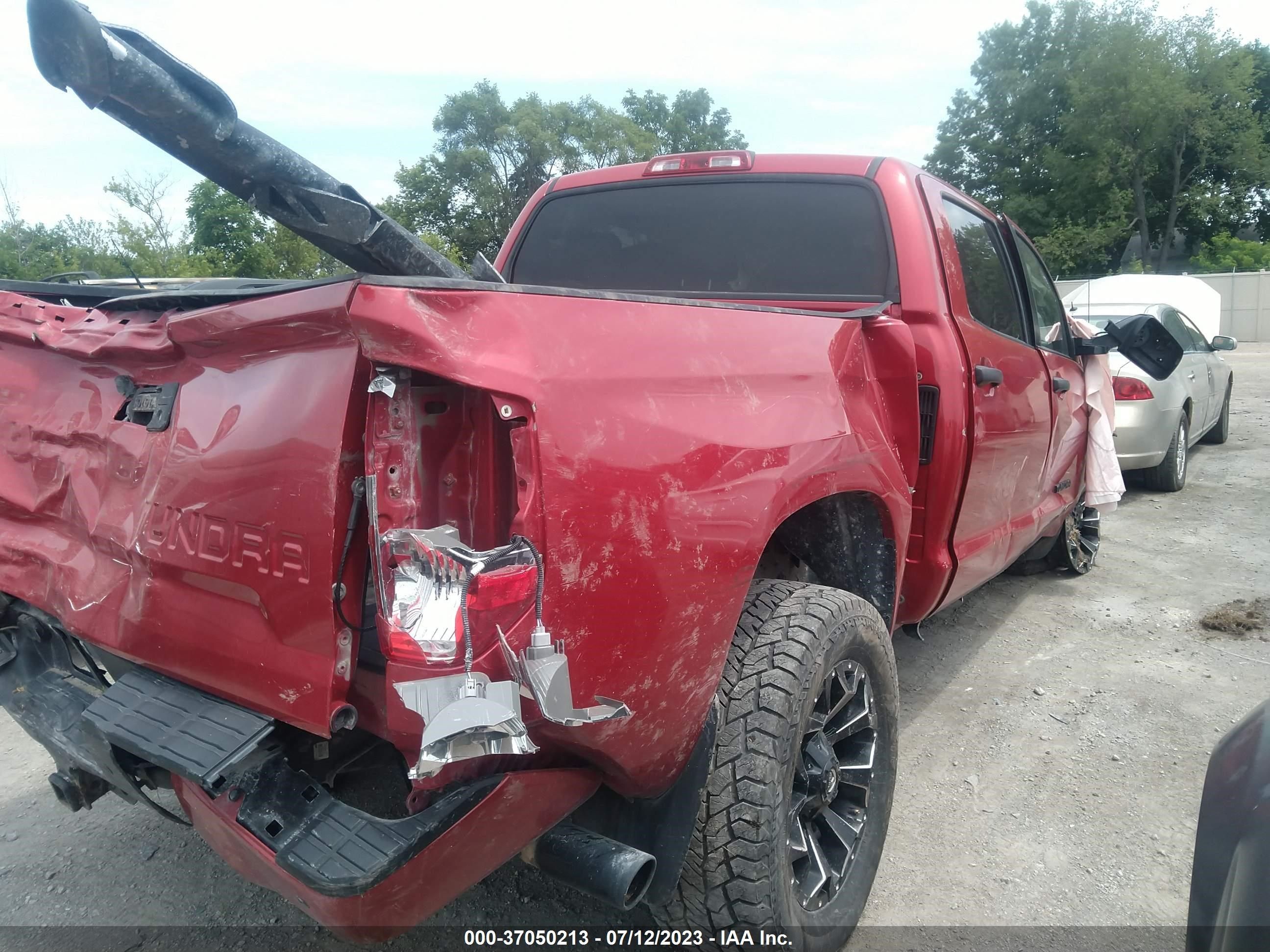 Photo 3 VIN: 5TFDW5F18KX848585 - TOYOTA TUNDRA 