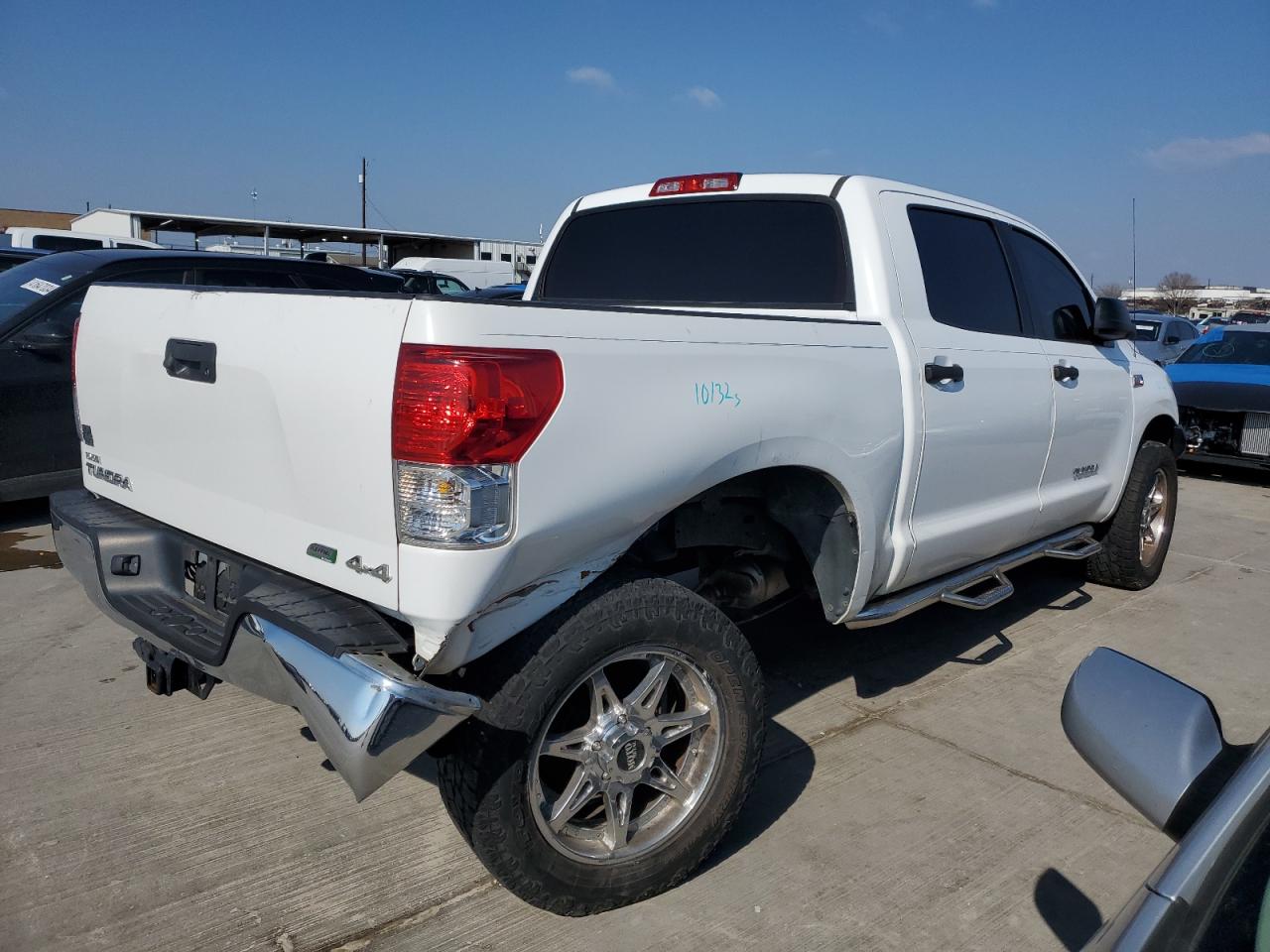 Photo 2 VIN: 5TFDW5F19BX186693 - TOYOTA TUNDRA 