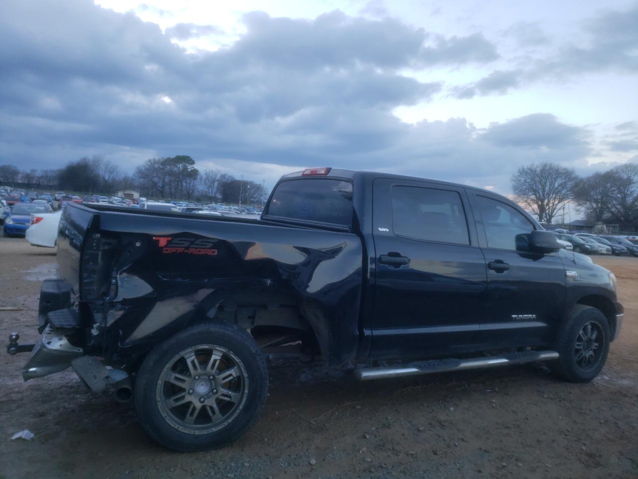 Photo 2 VIN: 5TFDW5F1XDX313986 - TOYOTA TUNDRA 