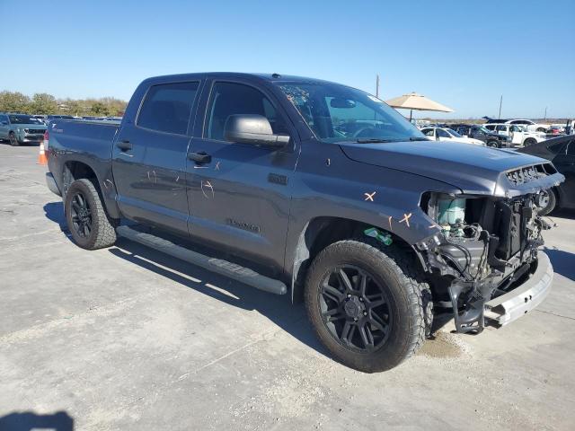 Photo 3 VIN: 5TFDW5F1XJX699577 - TOYOTA TUNDRA CRE 