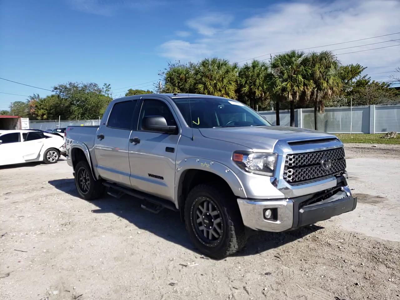 Photo 10 VIN: 5TFDW5F1XJX699935 - TOYOTA TUNDRA CRE 