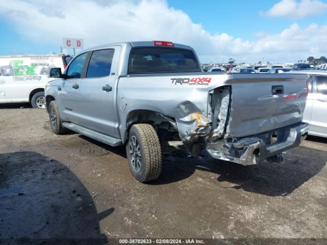 Photo 2 VIN: 5TFDY5F10KX835663 - TOYOTA TUNDRA 