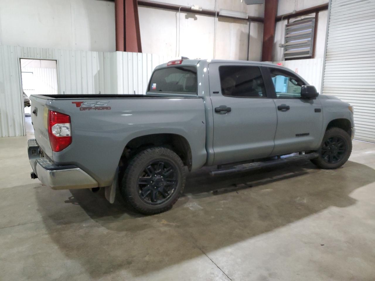 Photo 2 VIN: 5TFDY5F10MX958558 - TOYOTA TUNDRA 