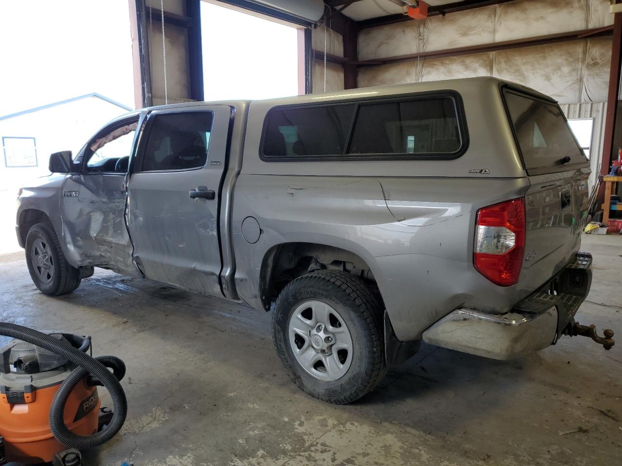 Photo 1 VIN: 5TFDY5F11GX550705 - TOYOTA TUNDRA 