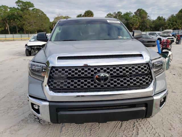 Photo 4 VIN: 5TFDY5F11JX693936 - TOYOTA TUNDRA CRE 