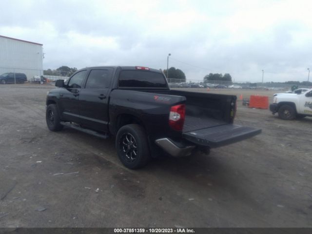 Photo 2 VIN: 5TFDY5F11JX700951 - TOYOTA TUNDRA 4WD 