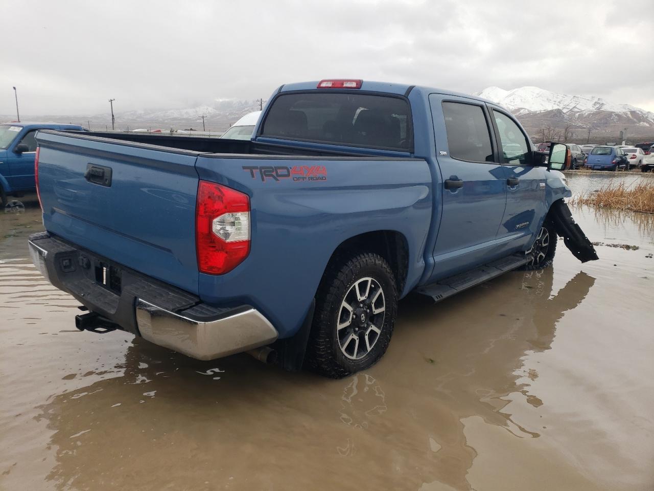 Photo 2 VIN: 5TFDY5F12JX741945 - TOYOTA TUNDRA 