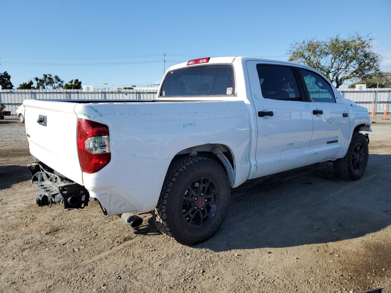 Photo 2 VIN: 5TFDY5F12KX833140 - TOYOTA TUNDRA 