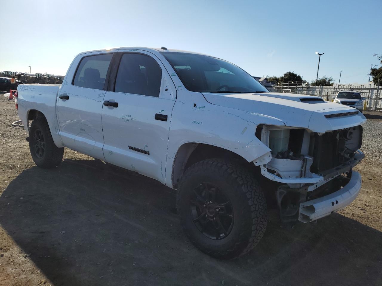 Photo 3 VIN: 5TFDY5F12KX833140 - TOYOTA TUNDRA 