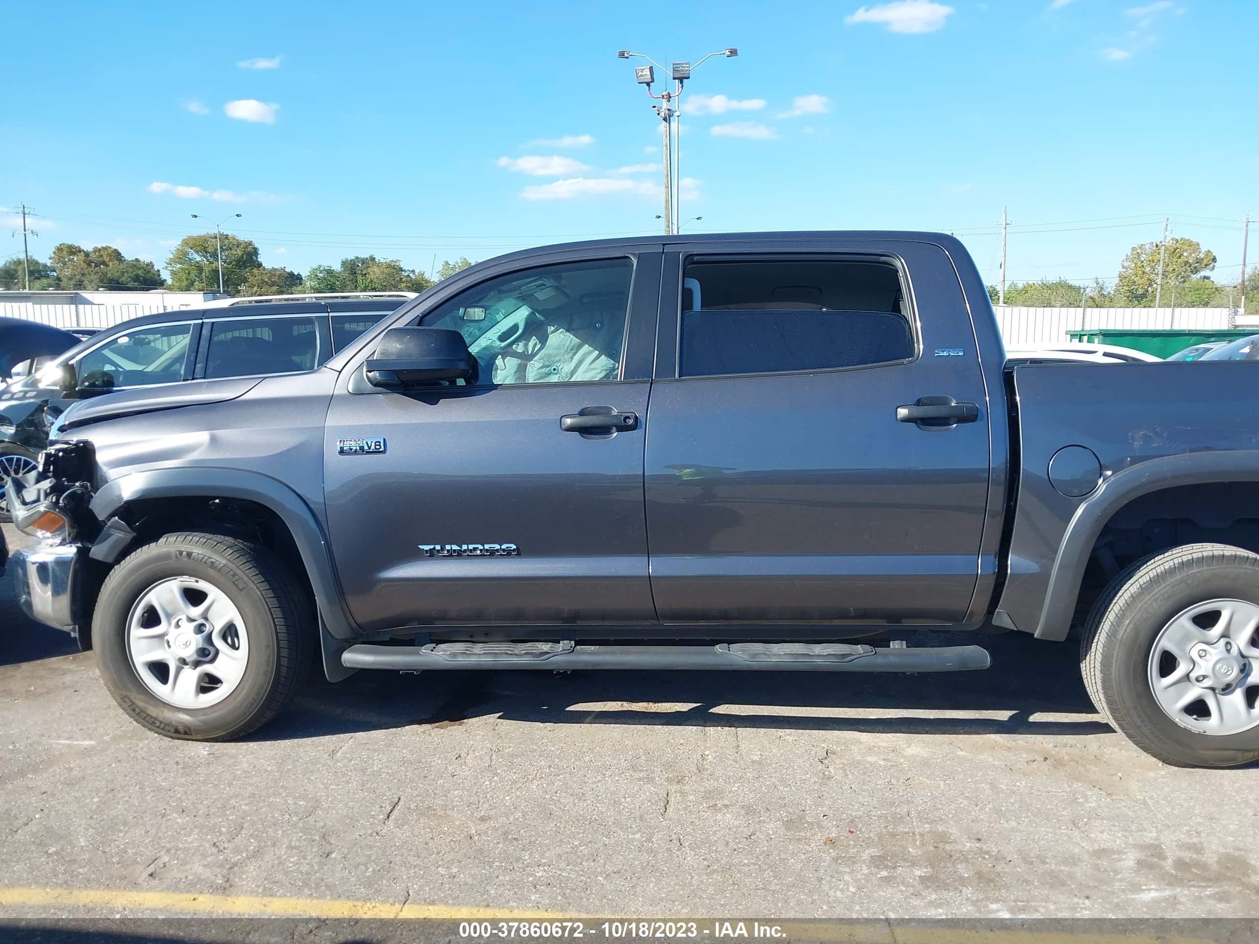 Photo 13 VIN: 5TFDY5F12KX855607 - TOYOTA TUNDRA 