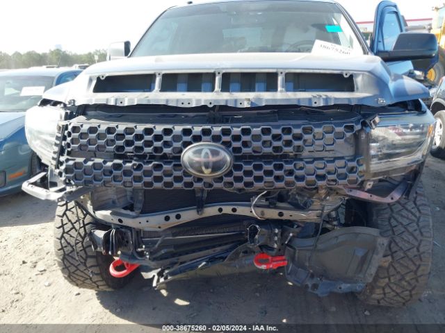 Photo 5 VIN: 5TFDY5F13JX727715 - TOYOTA TUNDRA 