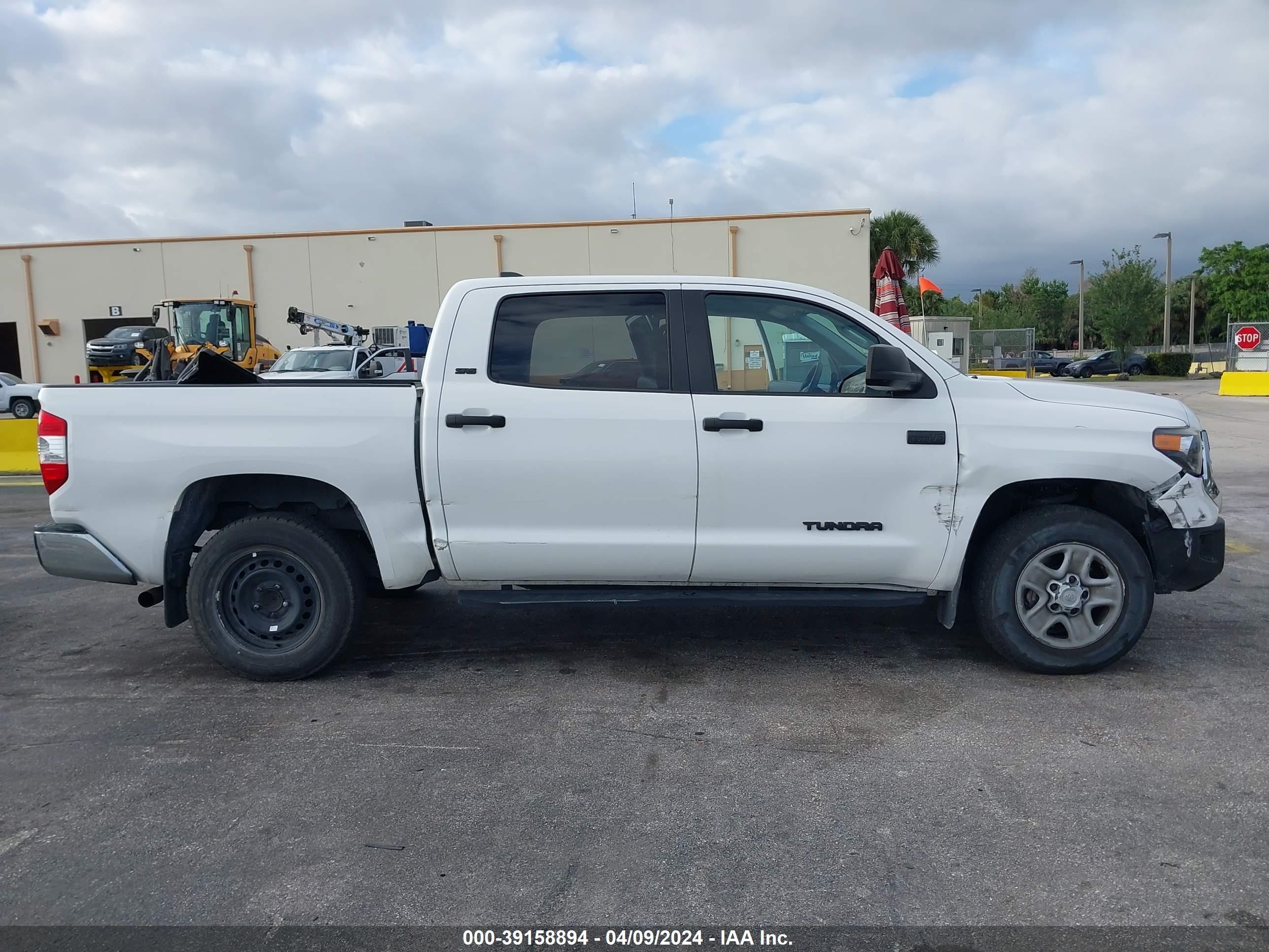 Photo 12 VIN: 5TFDY5F13LX905576 - TOYOTA TUNDRA 