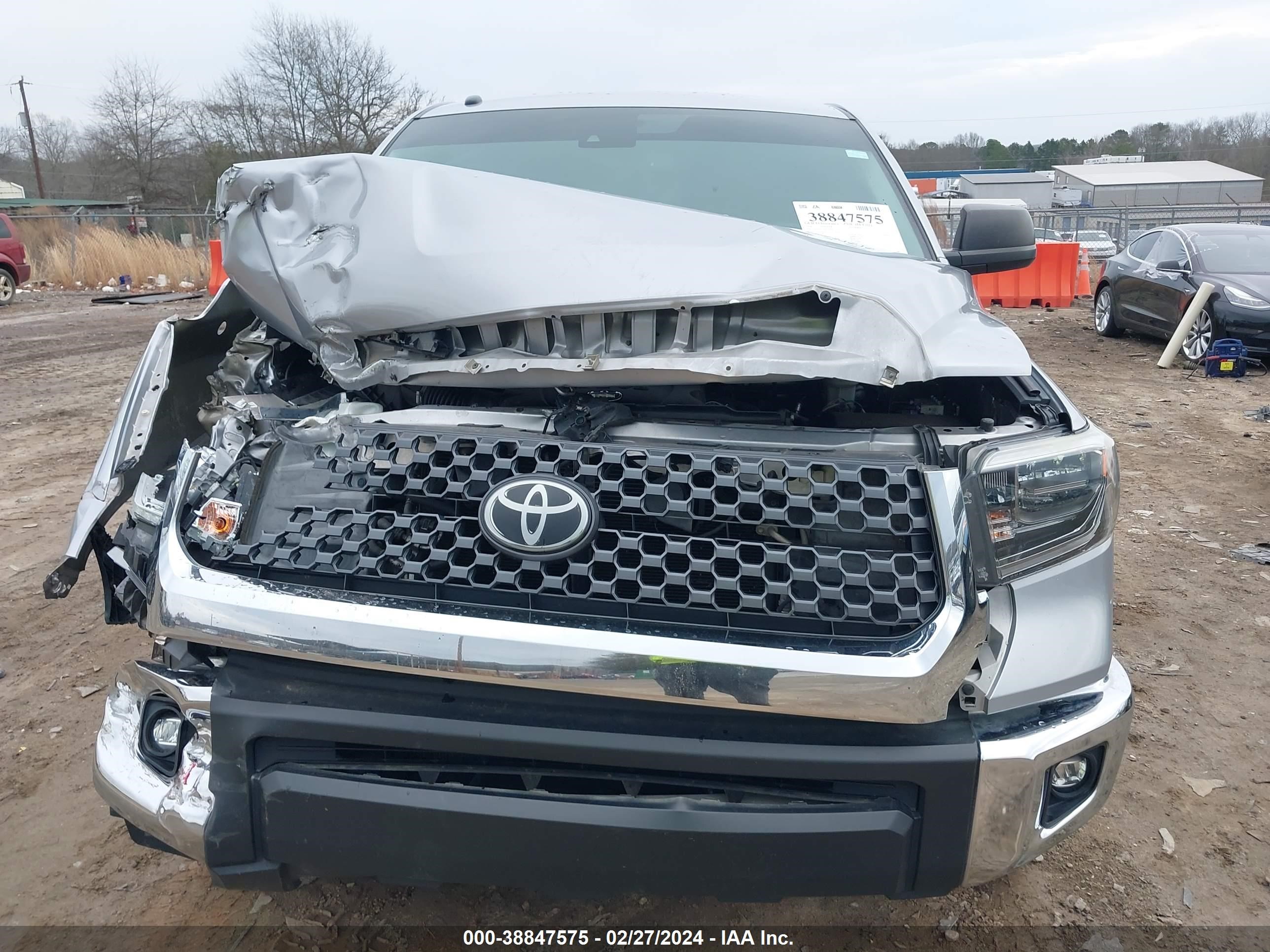 Photo 11 VIN: 5TFDY5F14JX679934 - TOYOTA TUNDRA 