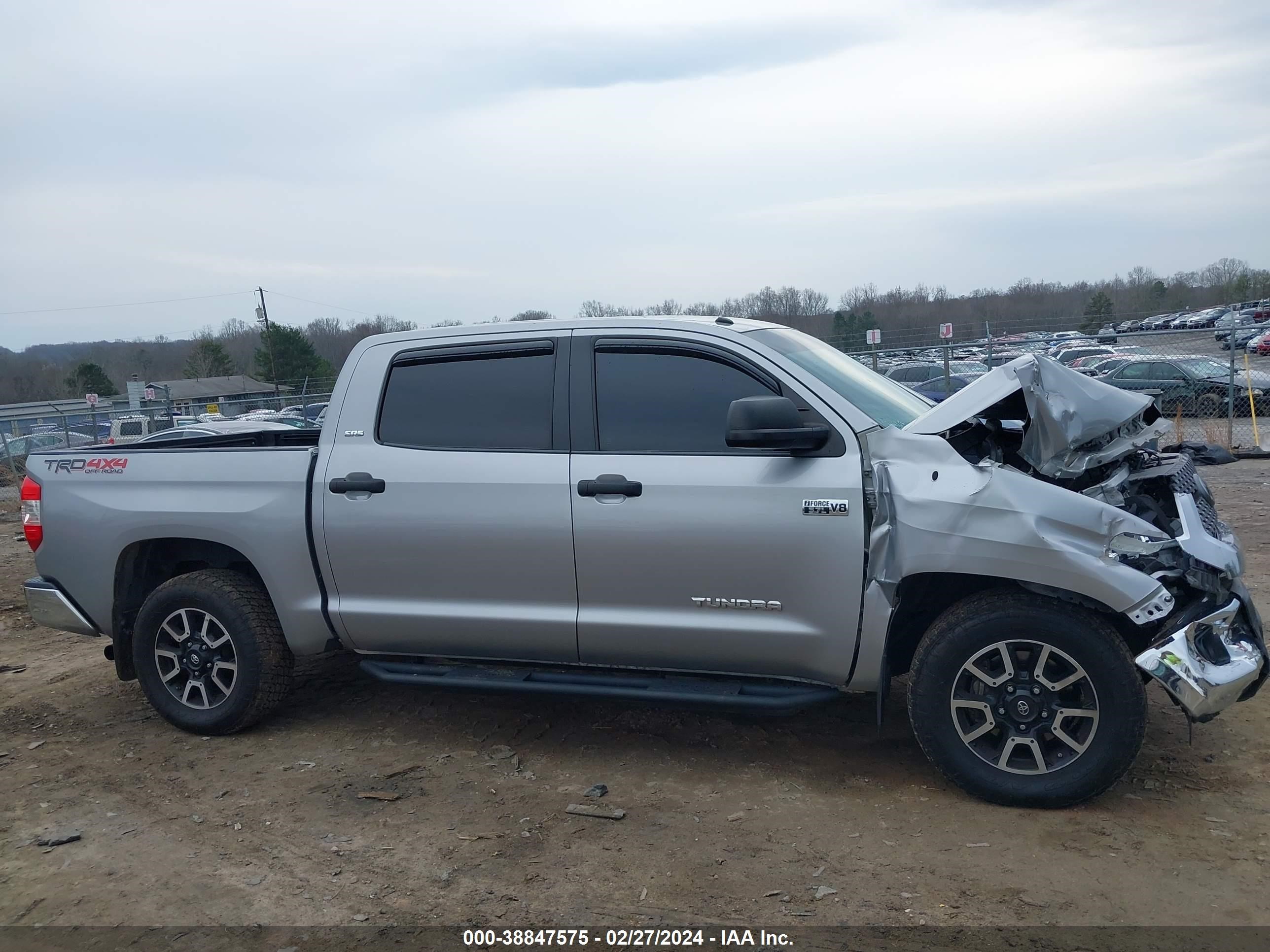 Photo 12 VIN: 5TFDY5F14JX679934 - TOYOTA TUNDRA 