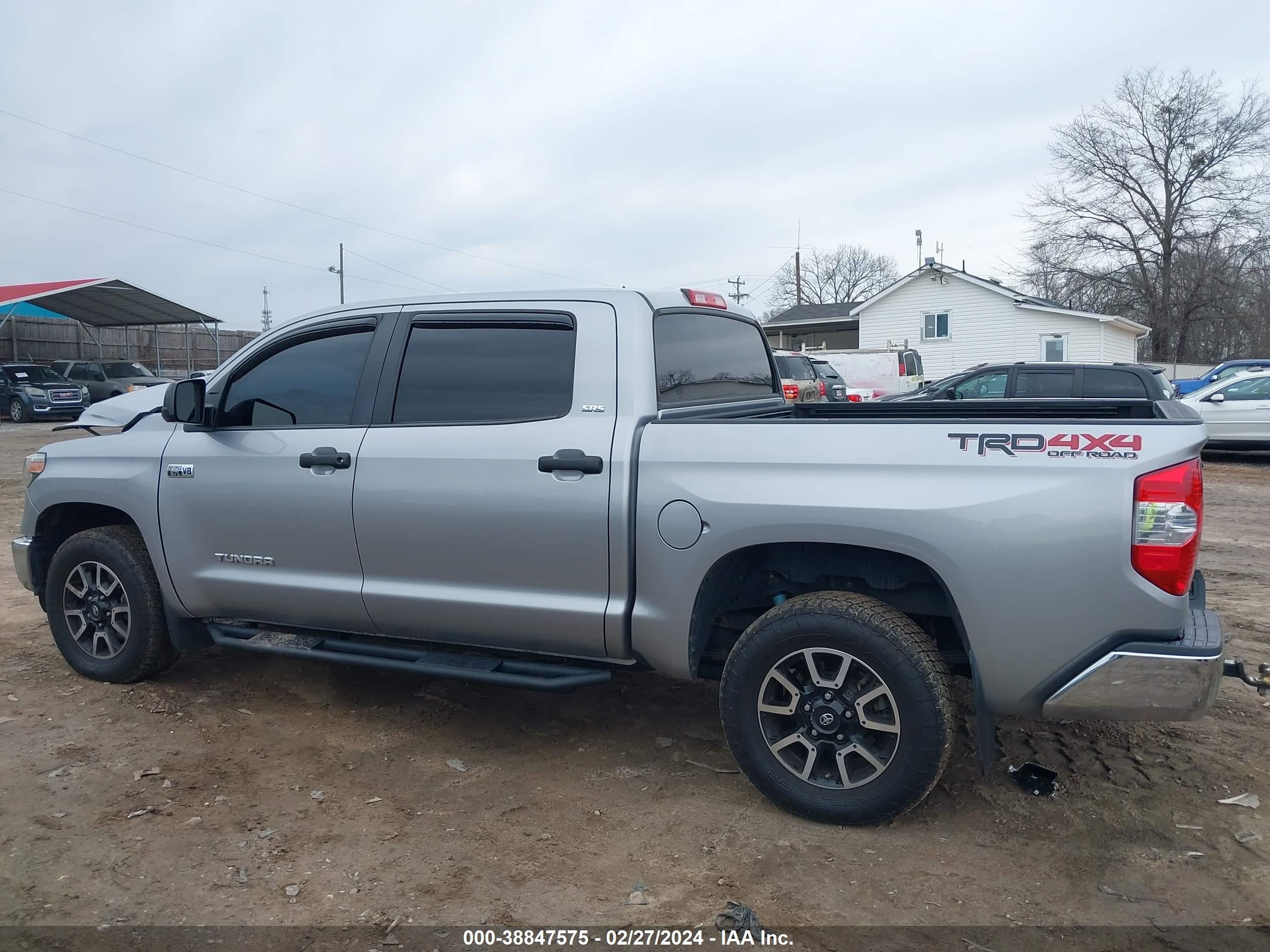 Photo 13 VIN: 5TFDY5F14JX679934 - TOYOTA TUNDRA 