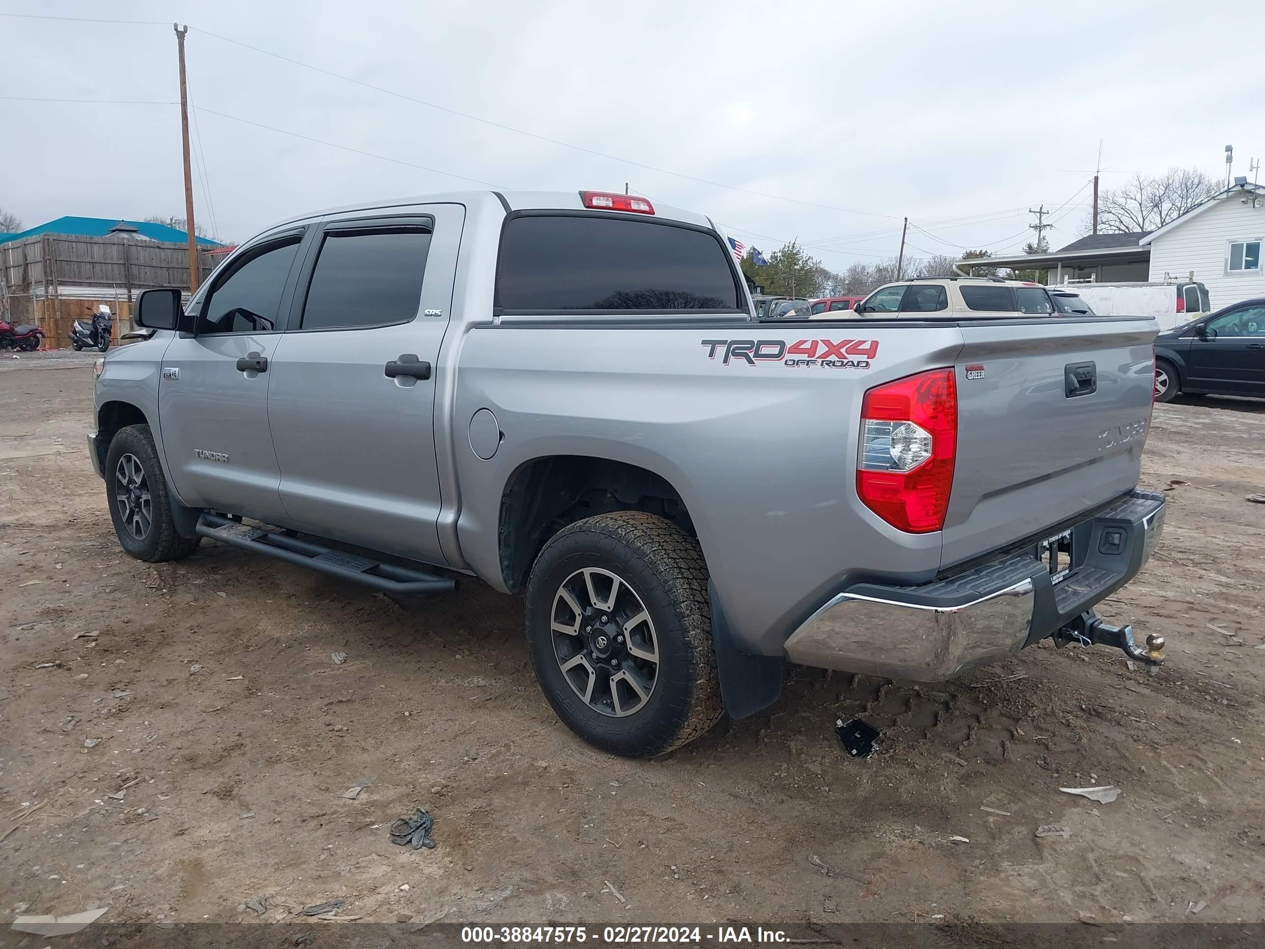 Photo 2 VIN: 5TFDY5F14JX679934 - TOYOTA TUNDRA 