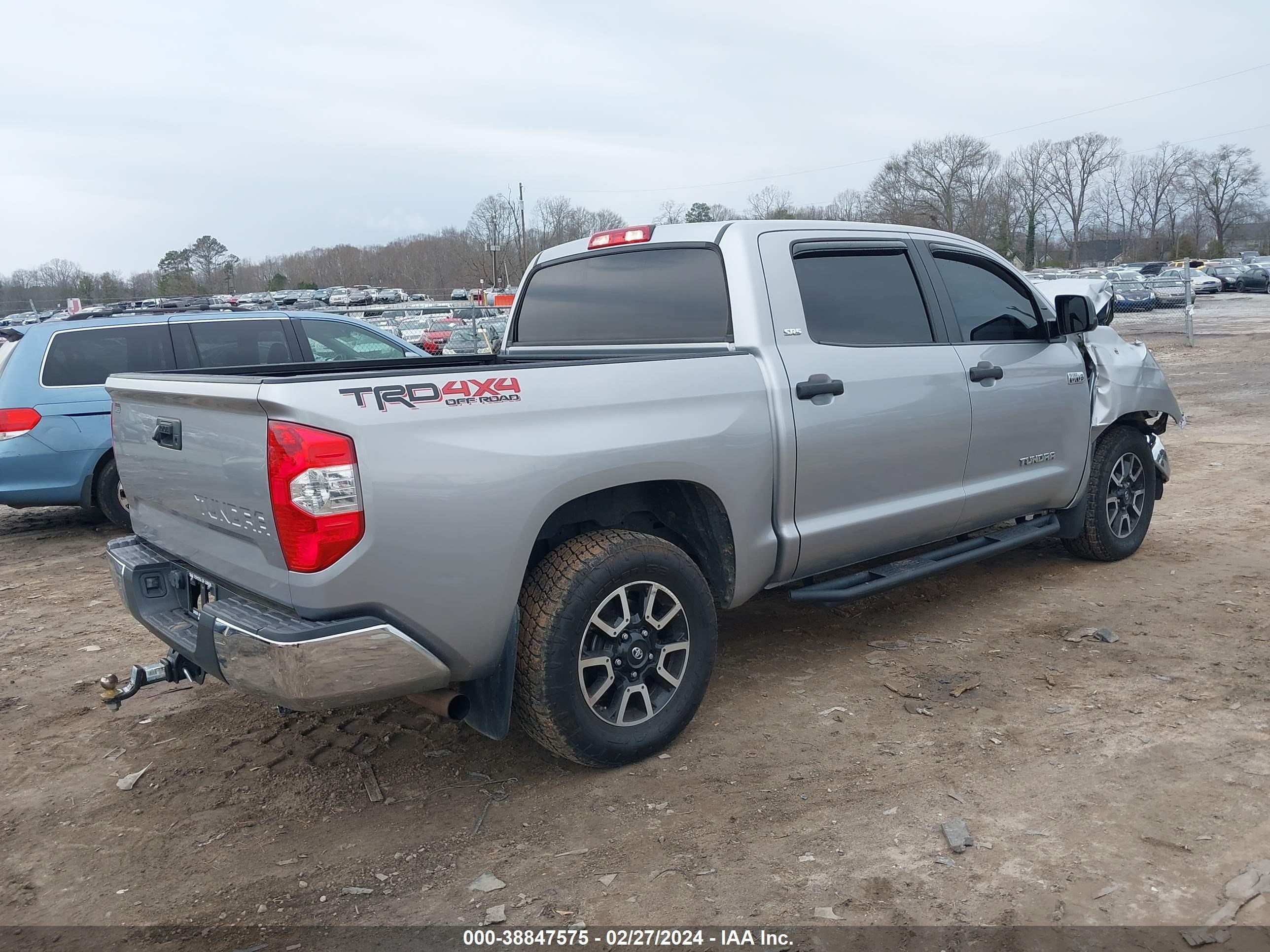 Photo 3 VIN: 5TFDY5F14JX679934 - TOYOTA TUNDRA 